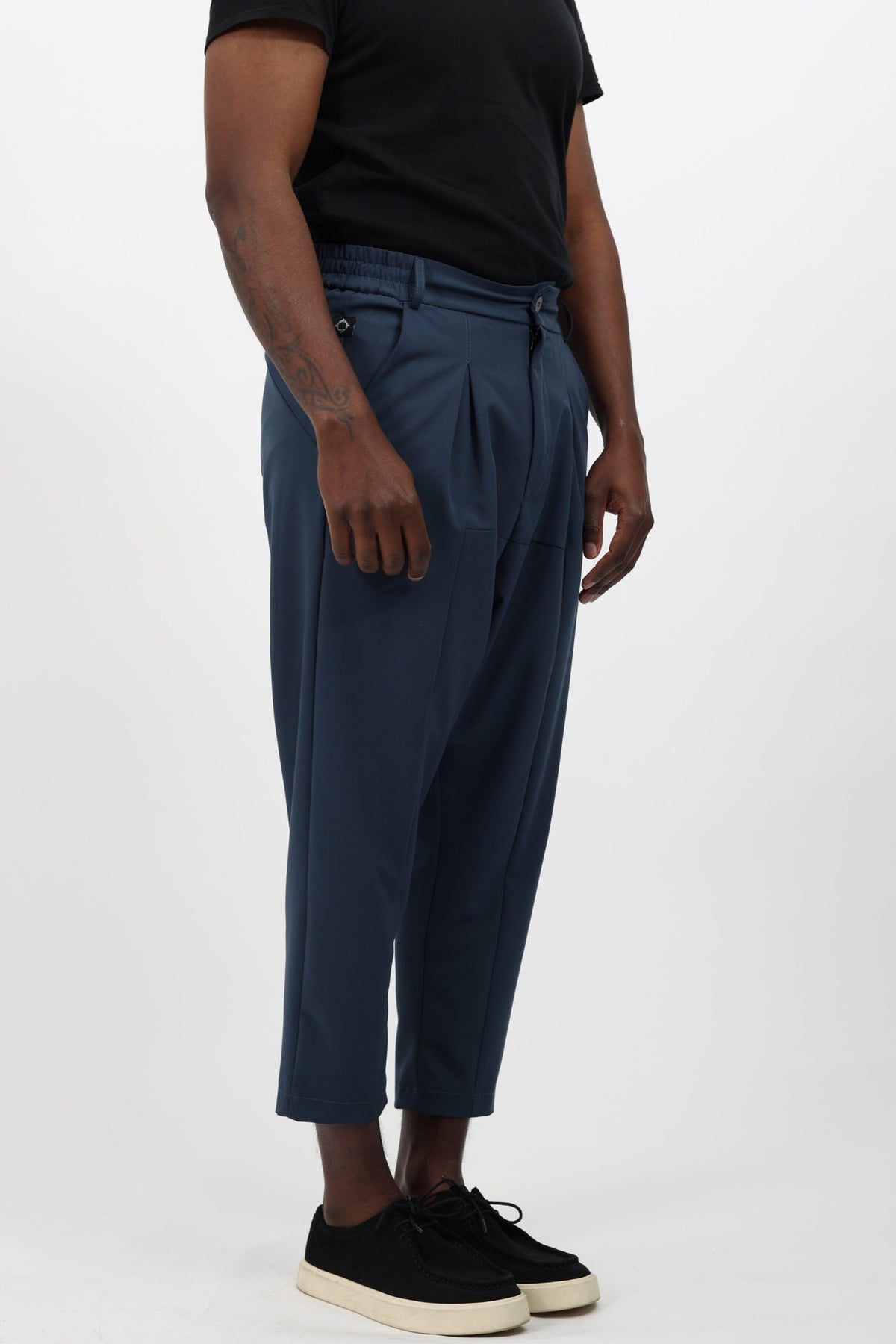 Sarouel NewFit mi-saison bleu pétrole de trois quarts, sarouel homme léger