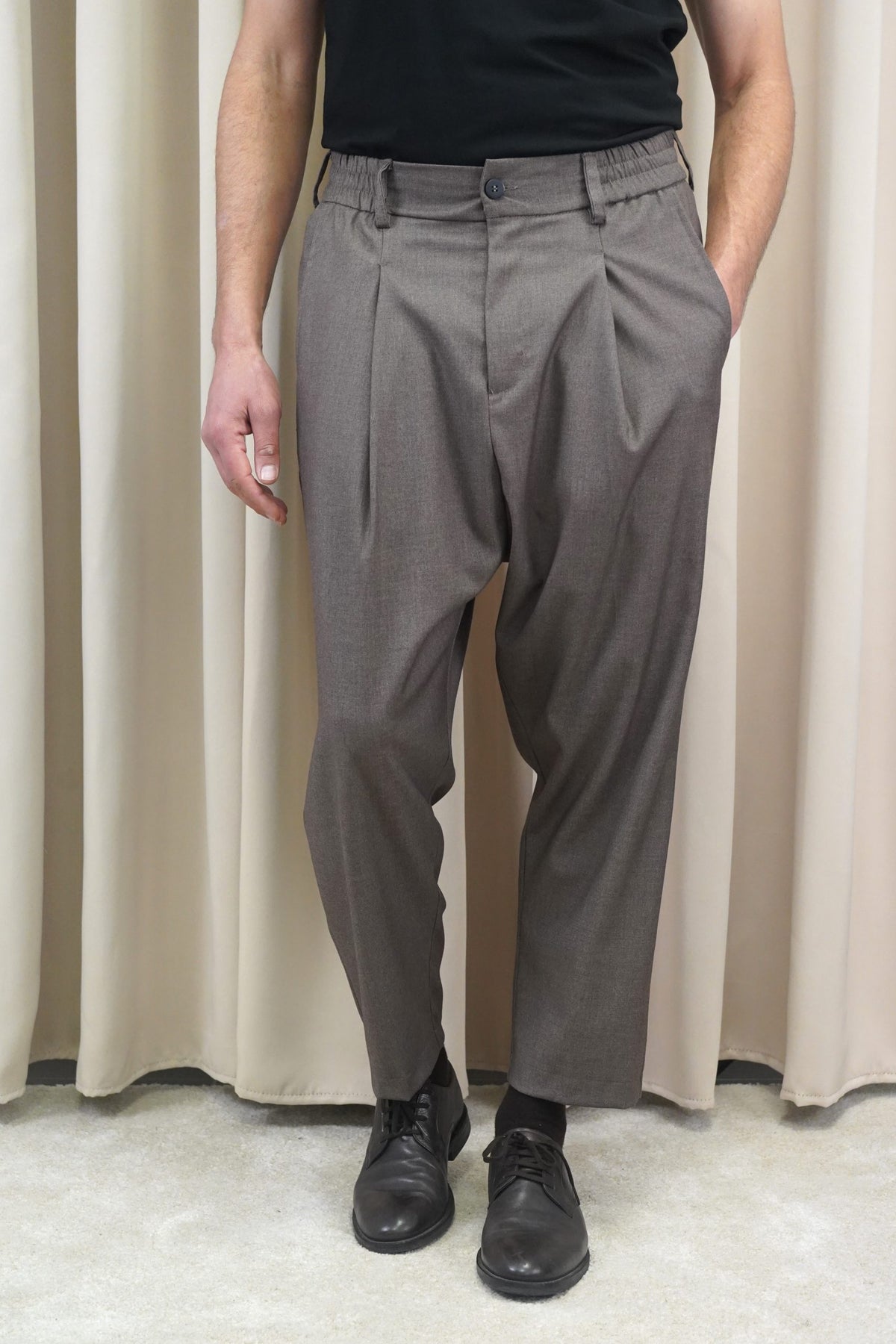 Pantalon sarouel droit à pinces Dunes marron glacé, au-dessus des chevilles