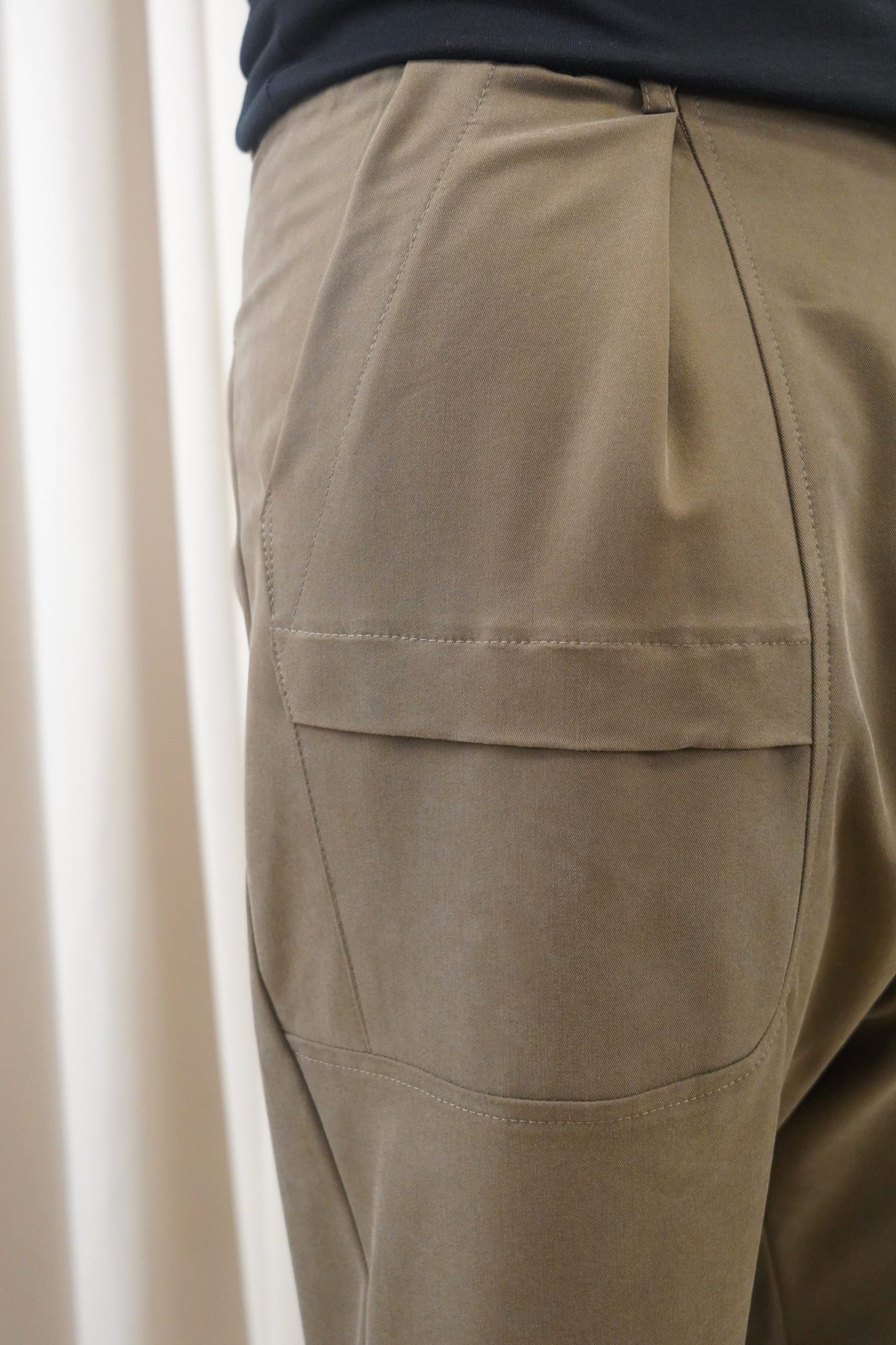 Détail de l'empiècement du pantalon de l'ensemble Fallon