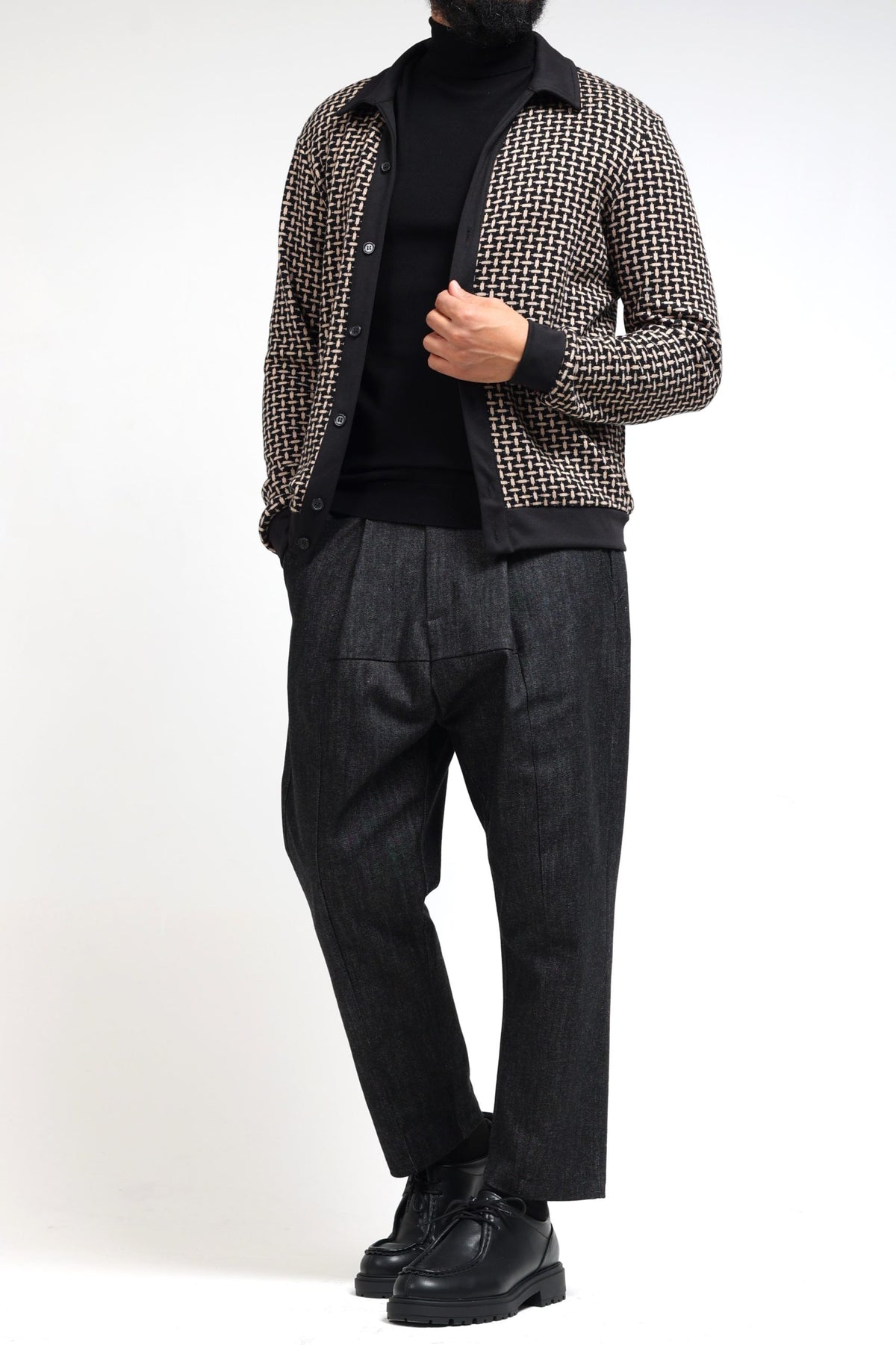 Gilet col polo noir et beige amande porté avec un sarouel en jean noir