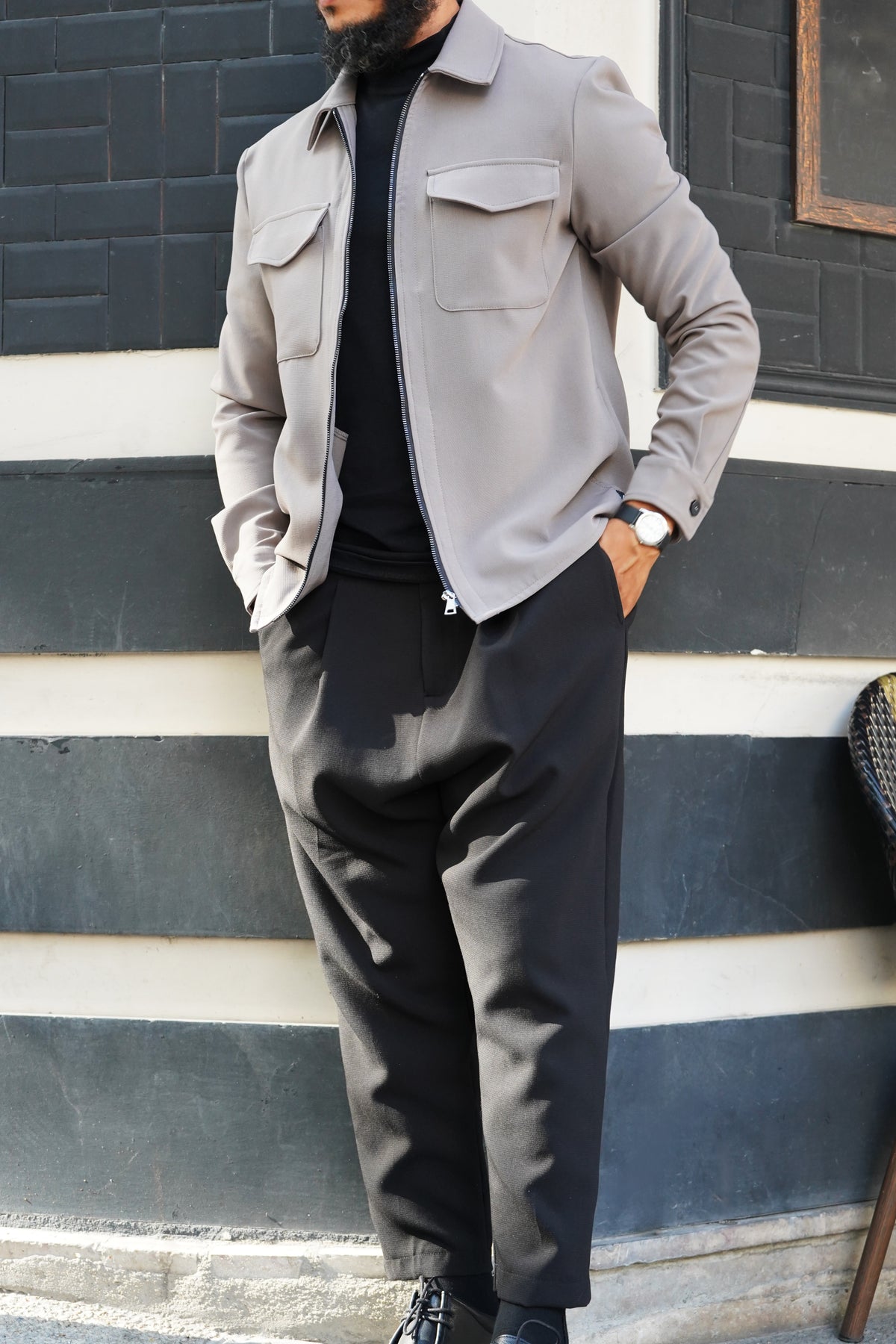 UN PANTALON LARGE