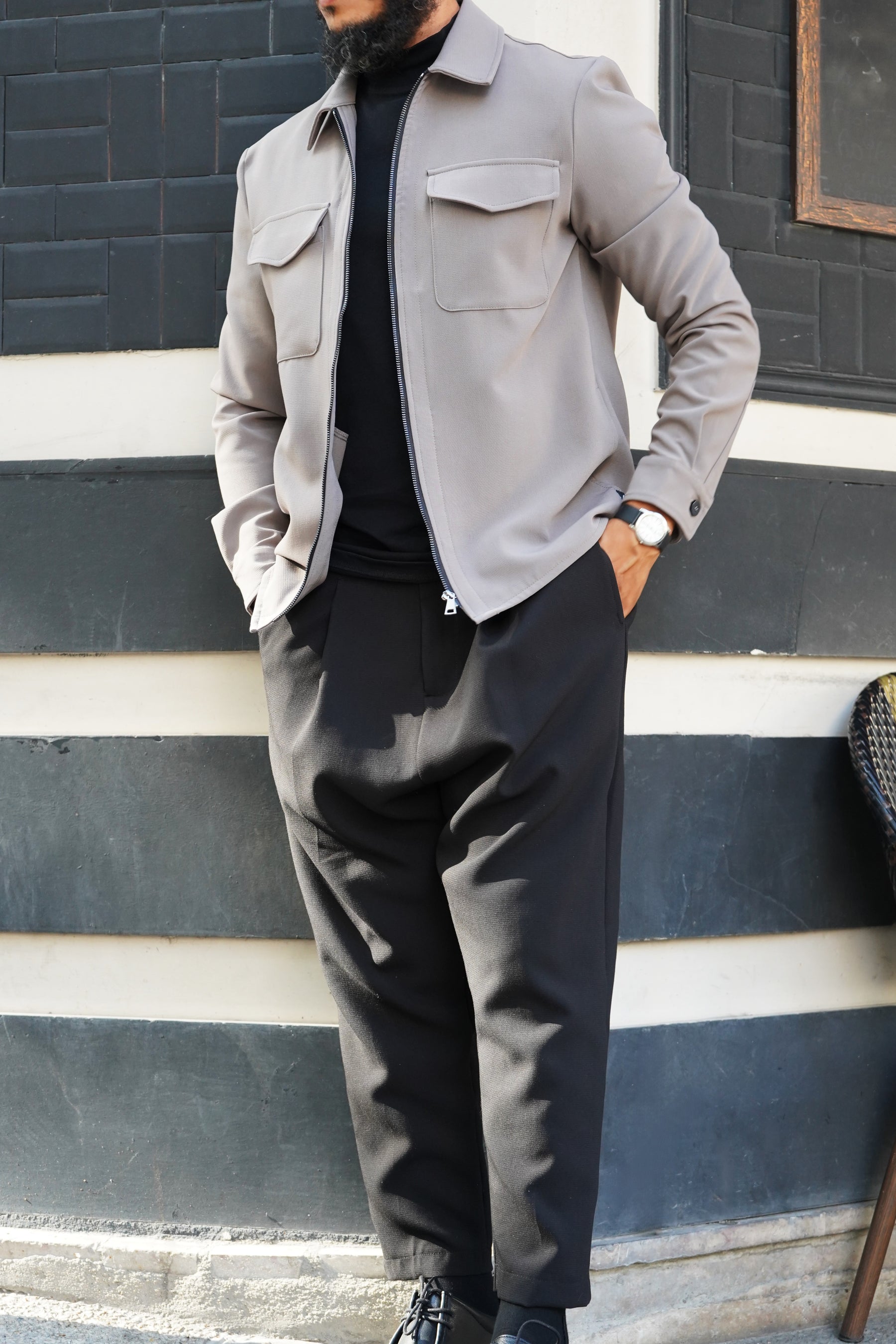 UN PANTALON LARGE
