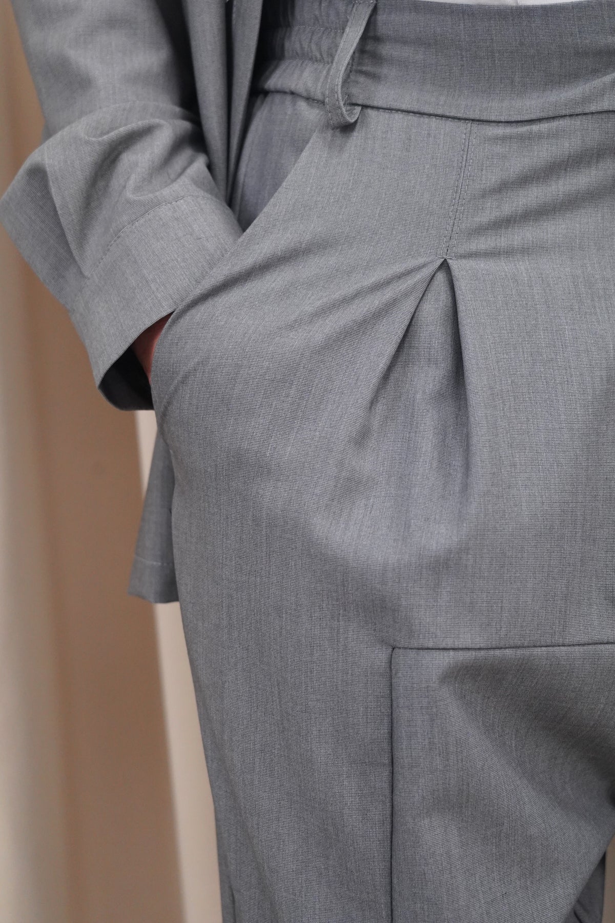 Détail des pinces et de l'empiècement du sarouel NewFit gris chiné