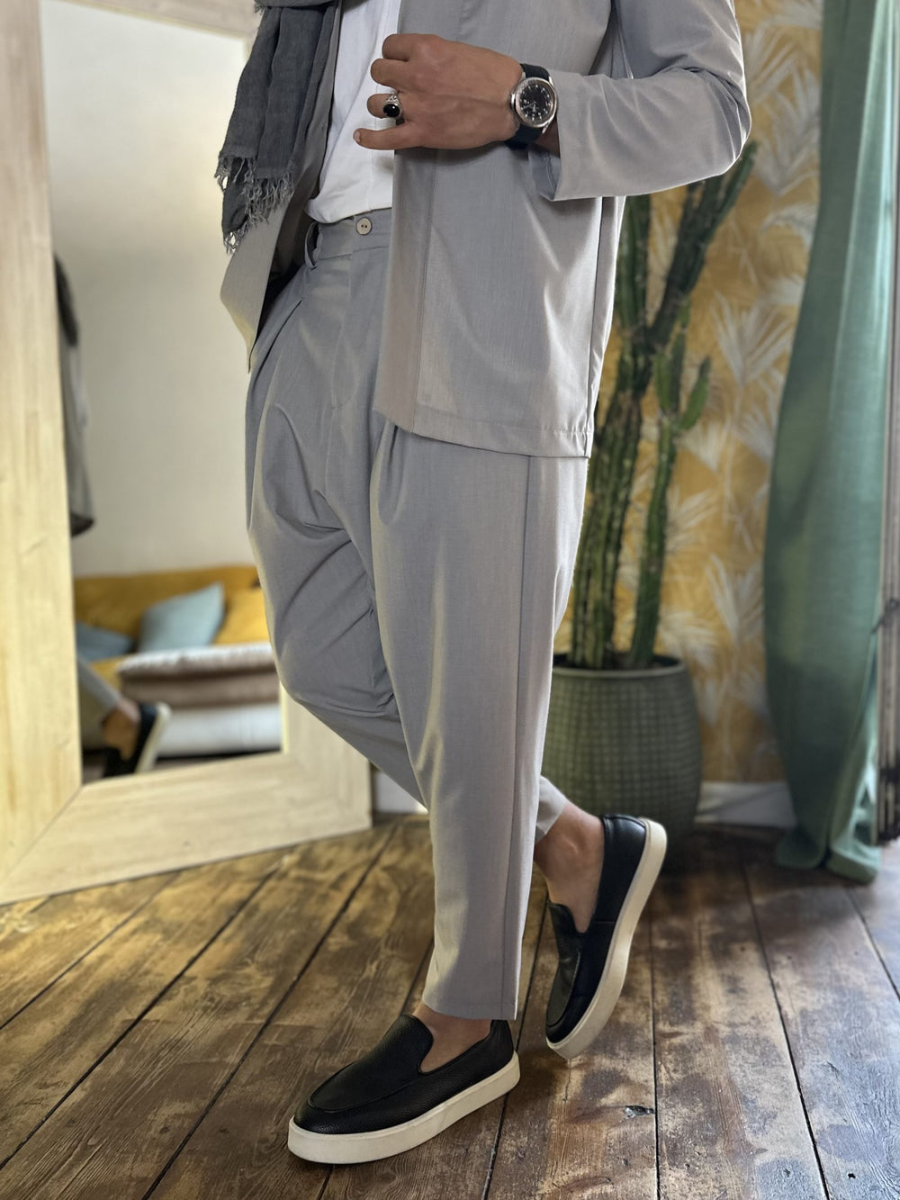 UN PANTALON LARGE JUSTE COMME IL FAUT