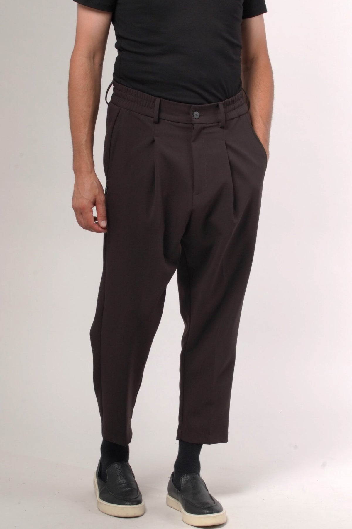 Pantalon droit Amarin marron chocolat porté avec un t-shirt noir
