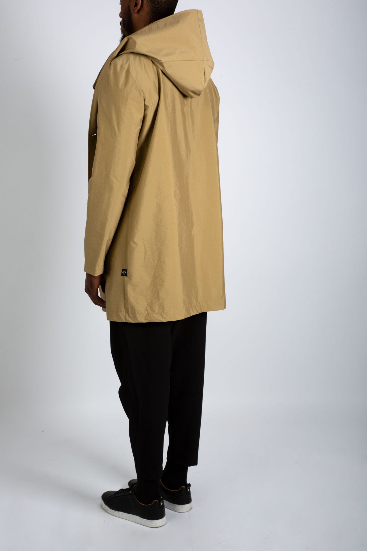 Parka homme camel de profil, coupe-vent déperlant à capuche