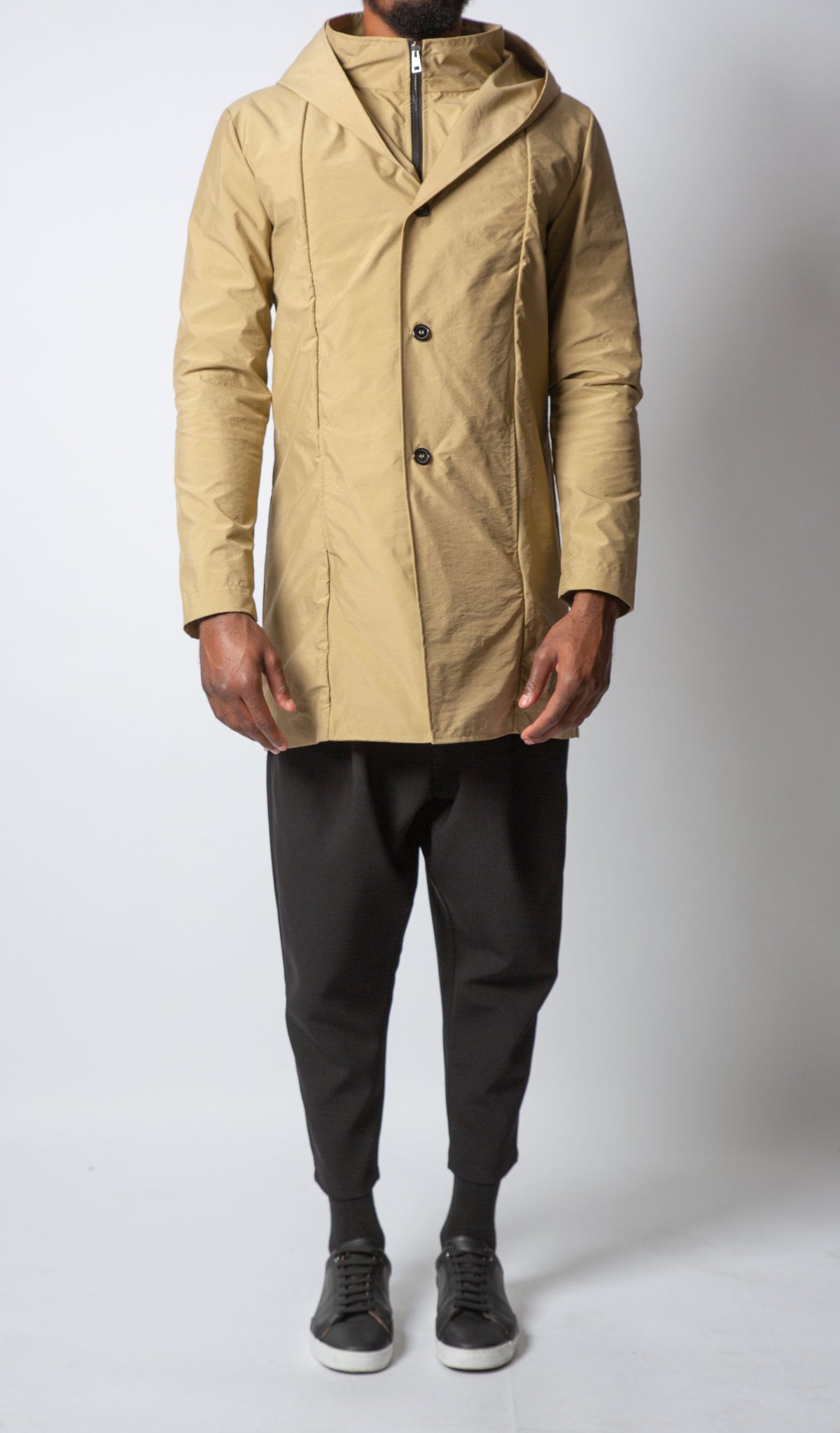 Parka homme camel boutonnée portée avec un sarouel marron foncé