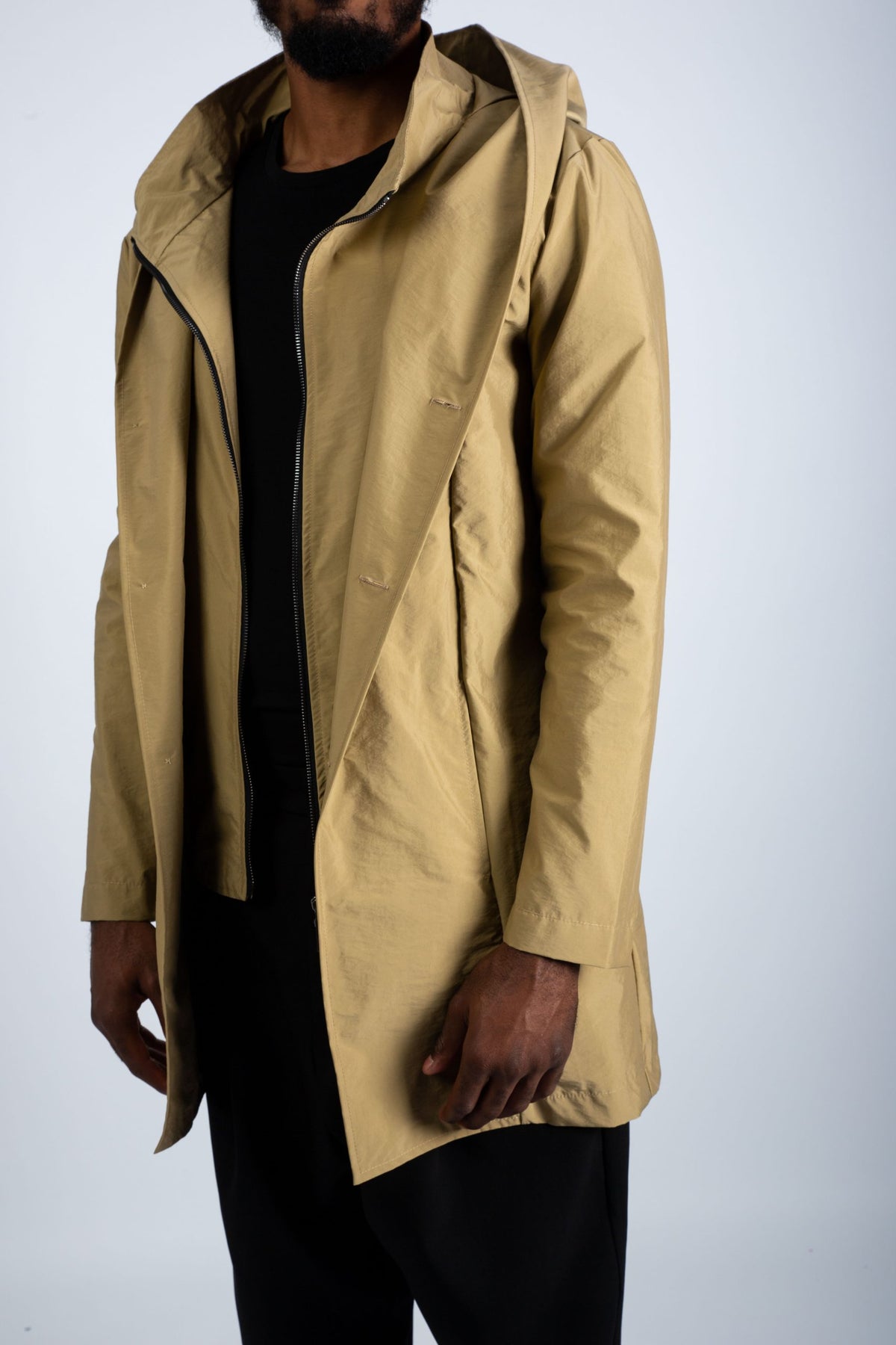 Parka homme camel à capuche, détail du double zip et du col