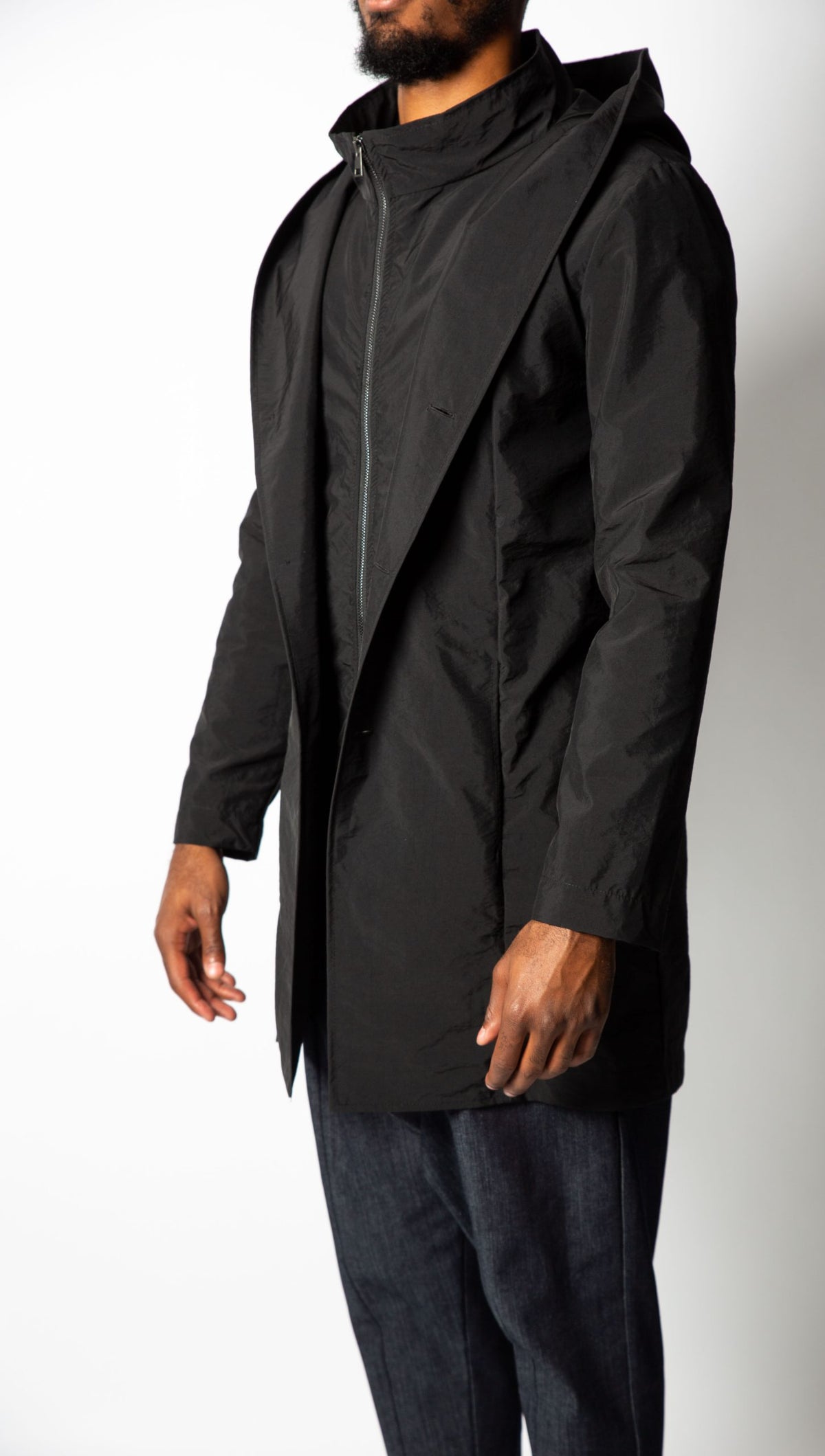 Parka homme noire de profil, déperlante et coupe-vent