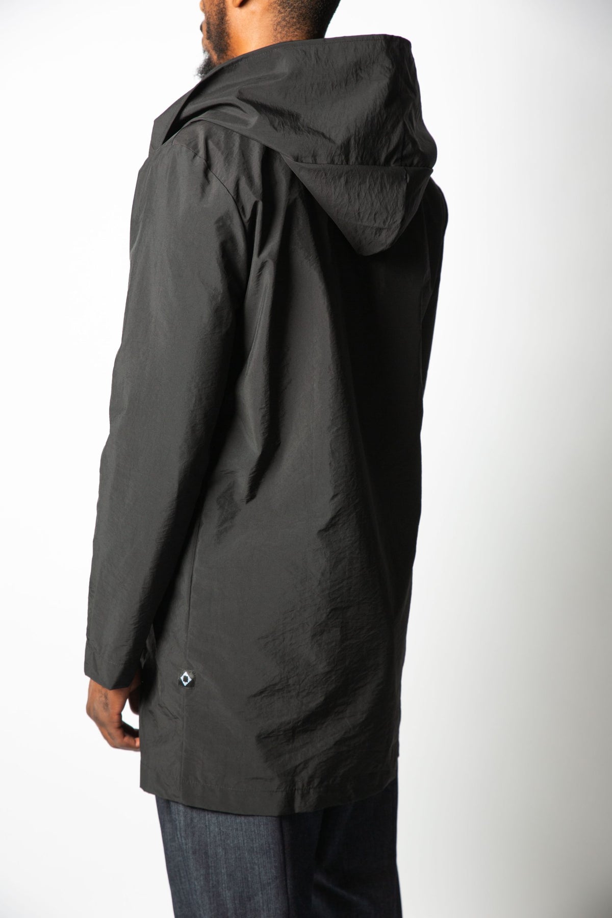 Parka noire vue de dos, parka mi-longue homme à capuche