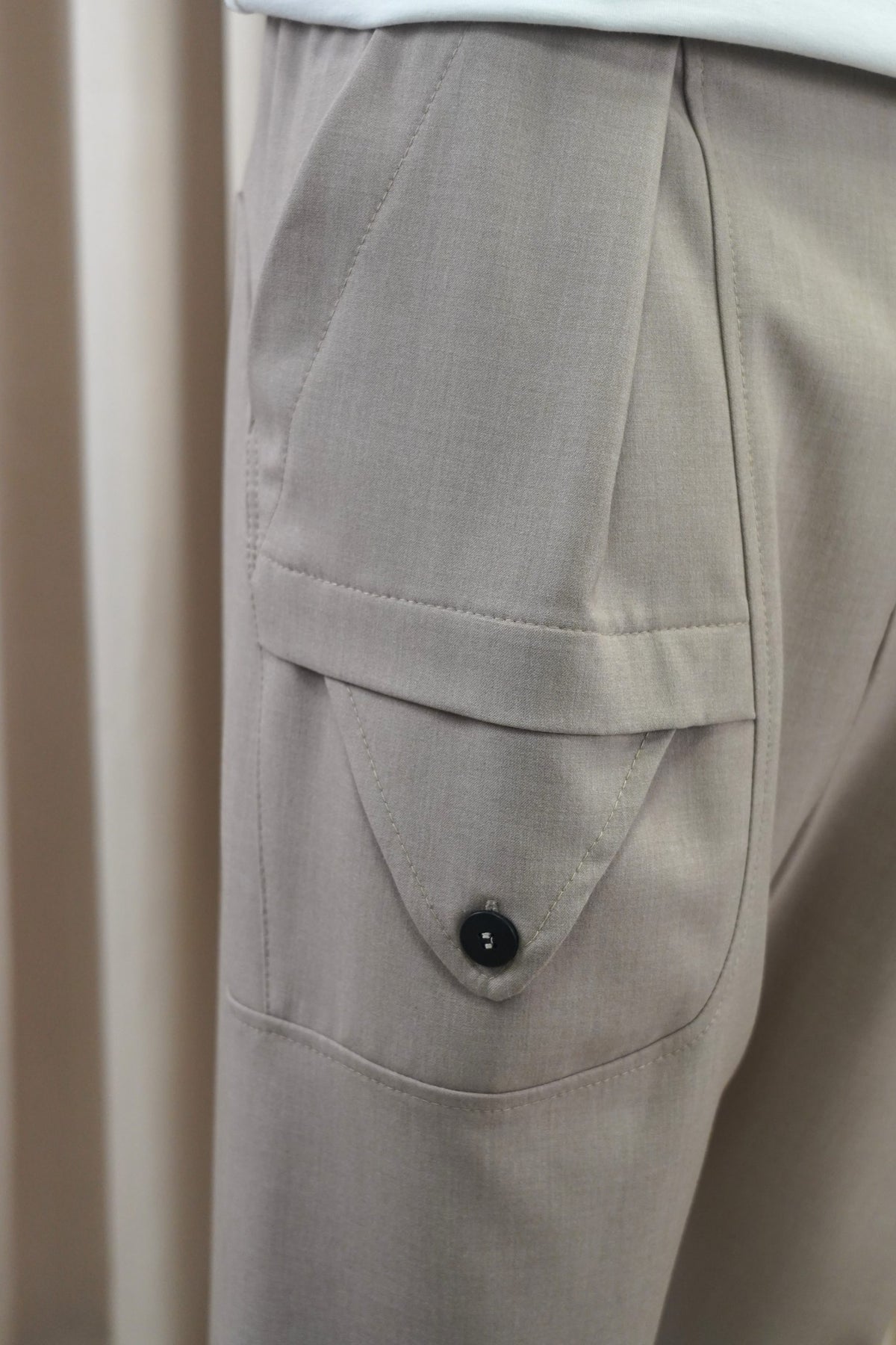 Détail de la poche à languette boutonnée du sarouel Bowman taupe