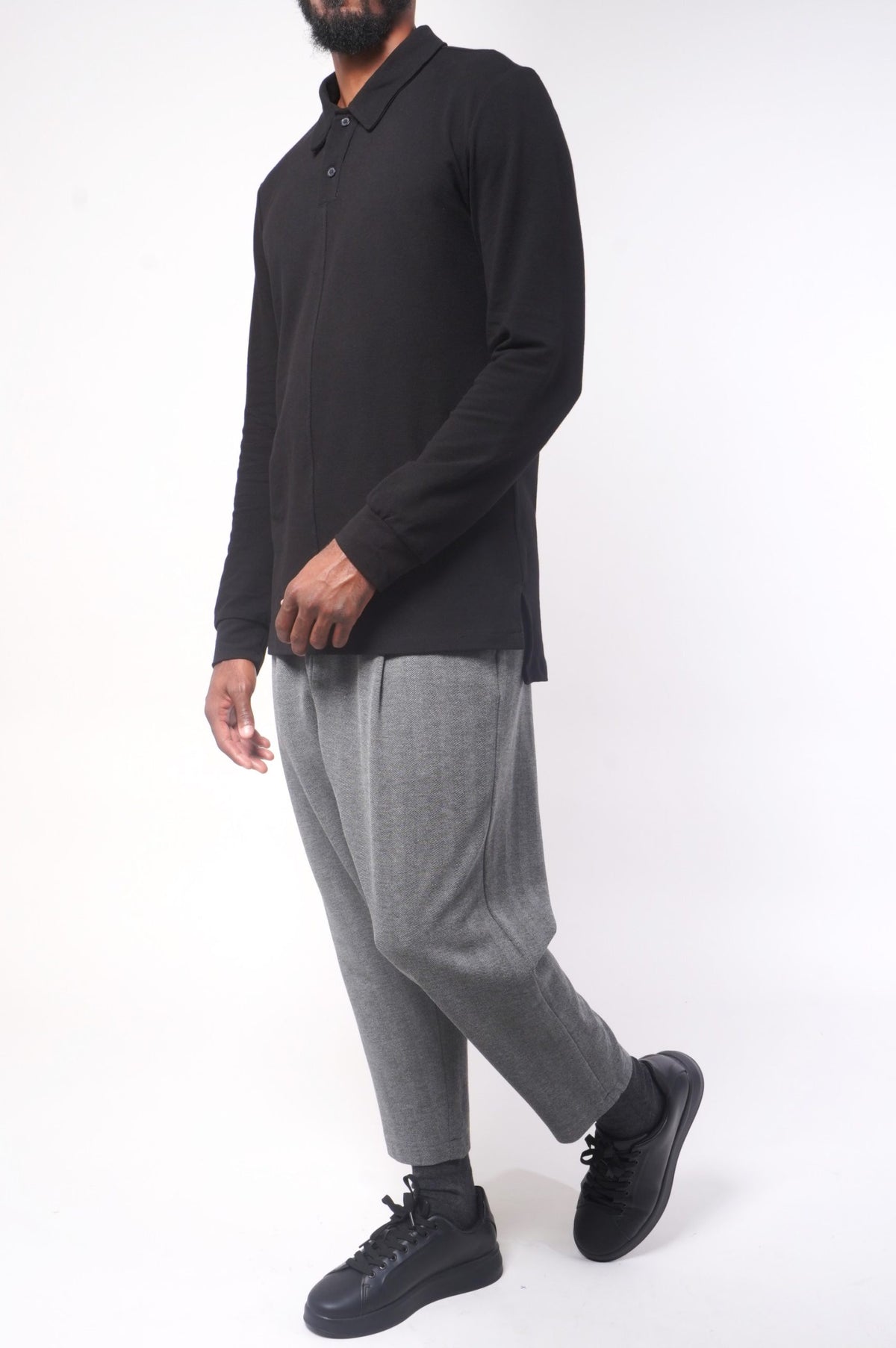 Polo Classy noir et sarouel gris chiné, tenue homme élégante et pudique