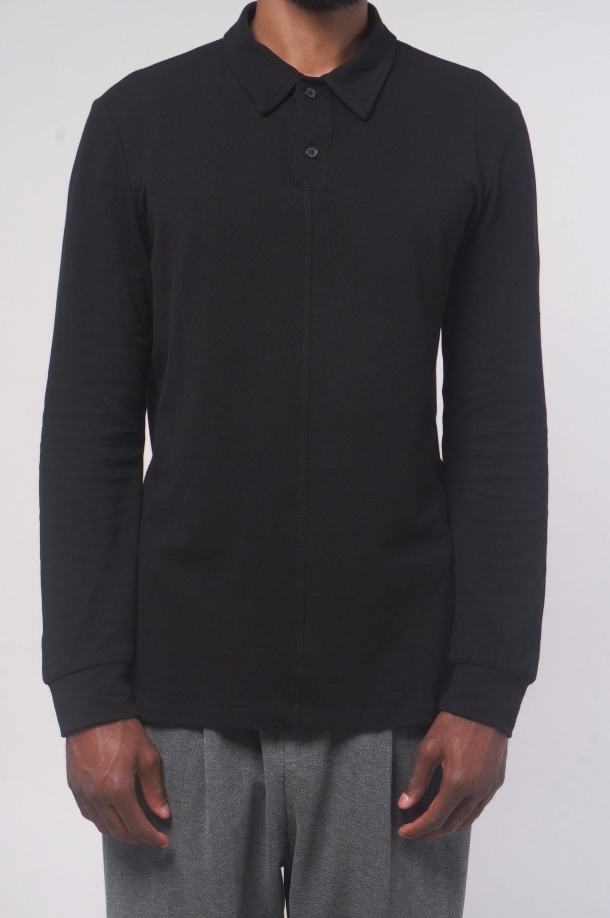 Polo long homme Classy noir porté de face, col à deux boutons