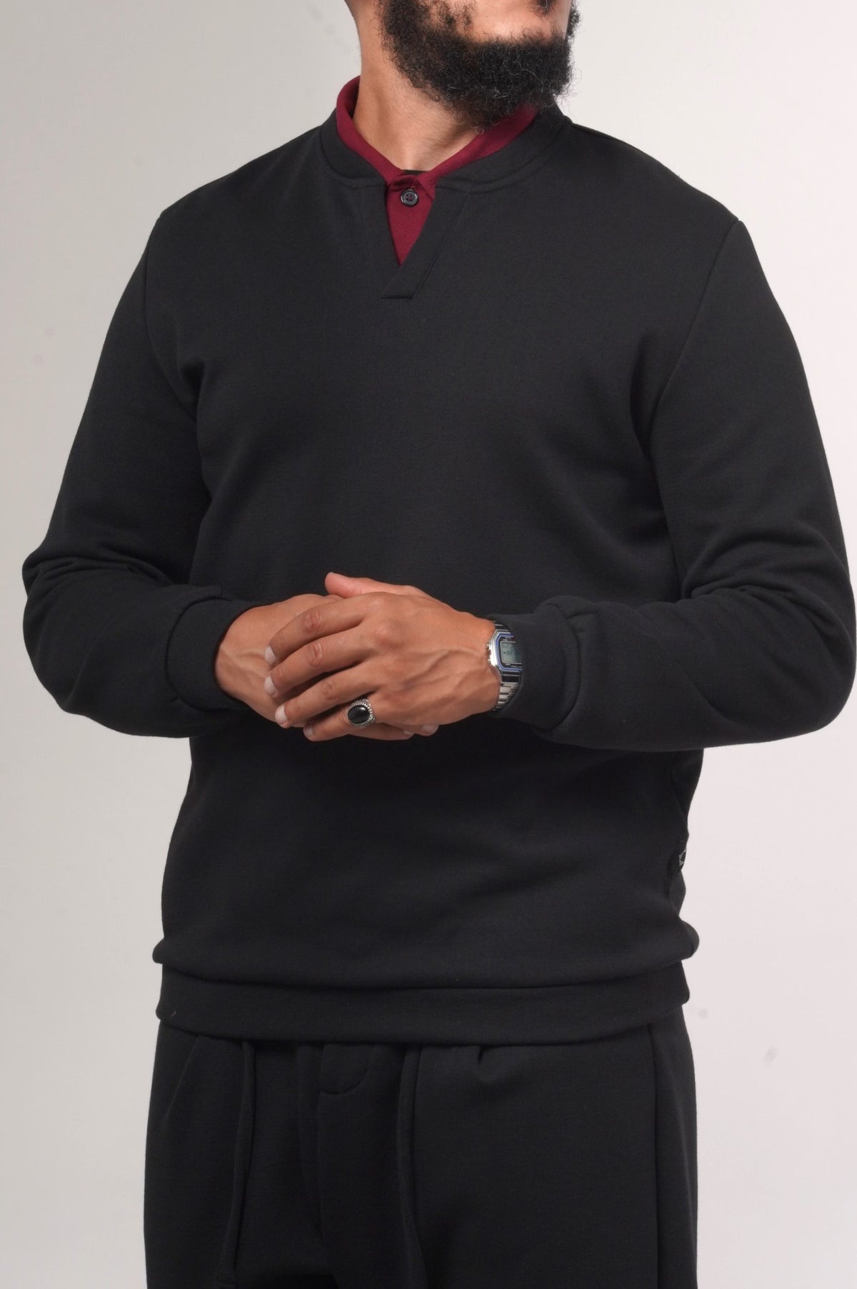 Pull homme Vietri noir à col tunisien porté sur un col bordeaux