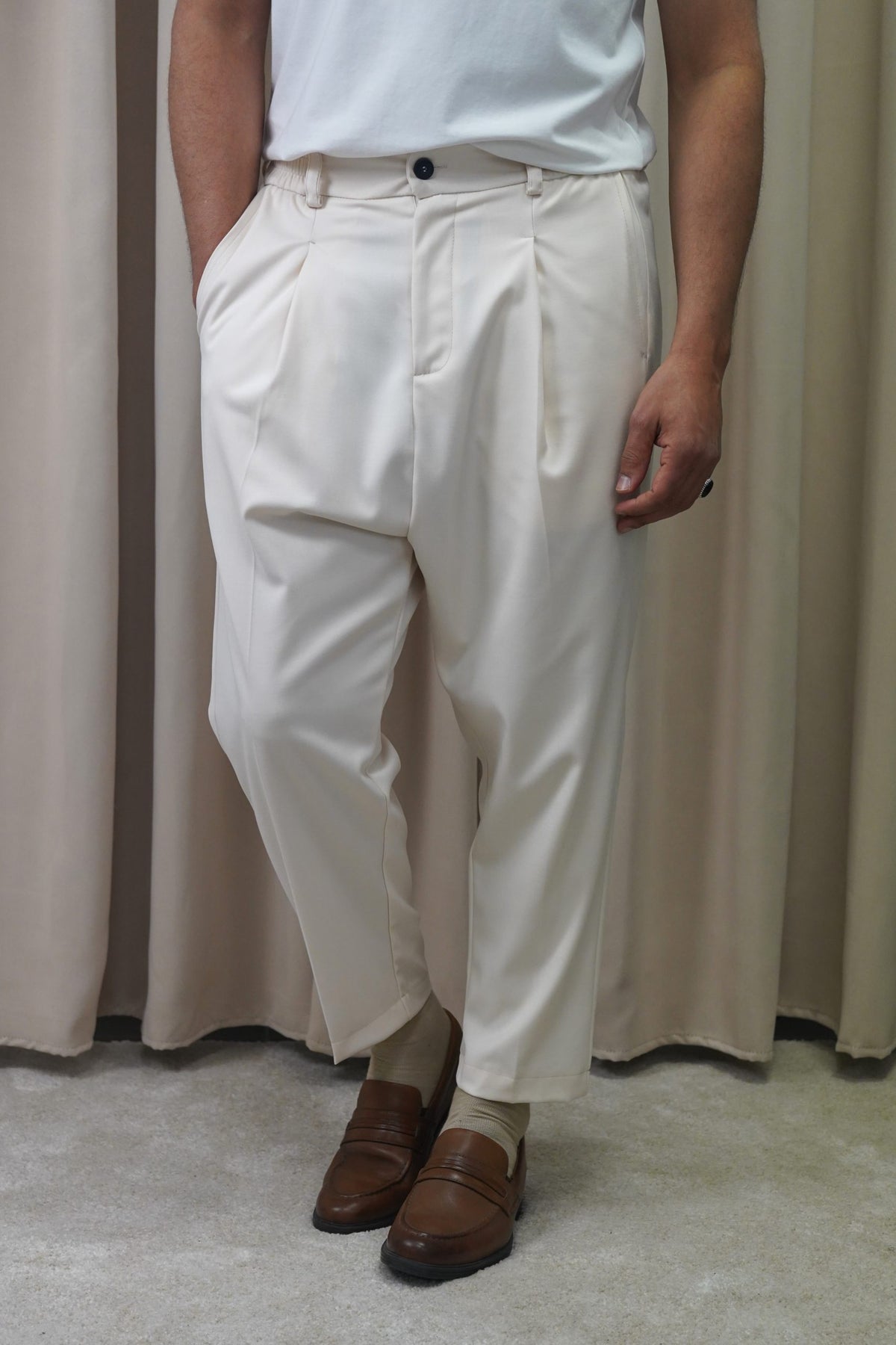 Pantalon sarouel à pinces Dunes crème porté de face