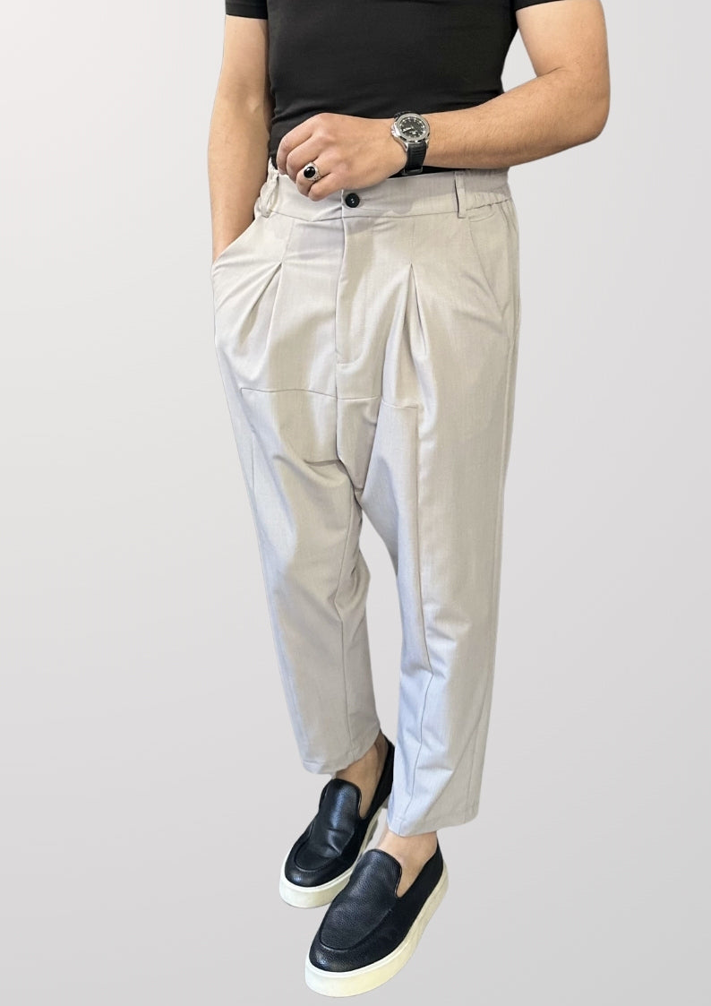 Sarouel NewFit mi-saison gris clair chiné porté de face avec mocassins