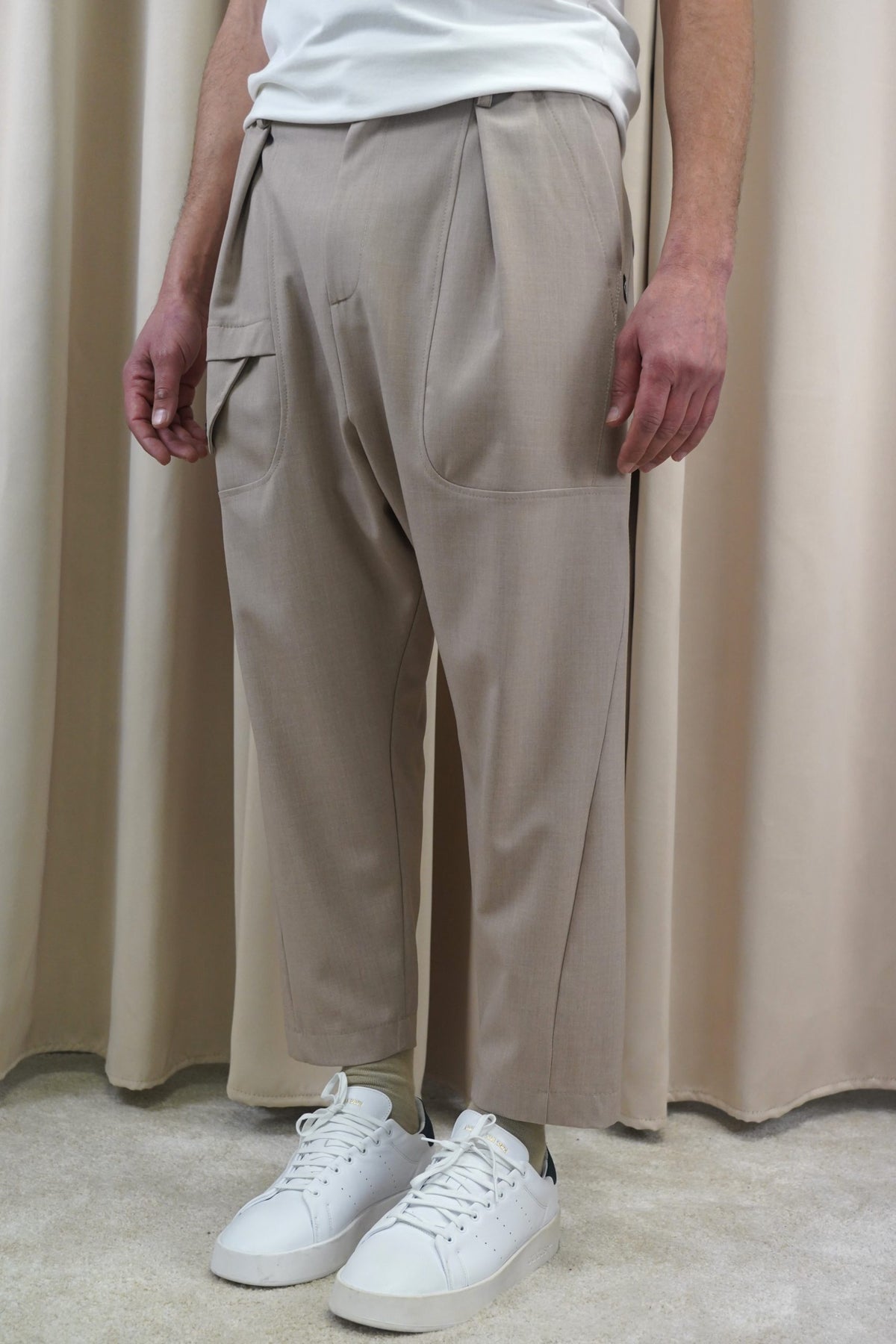 Pantalon sarouel Bowman taupe clair de trois quarts avec baskets blanches