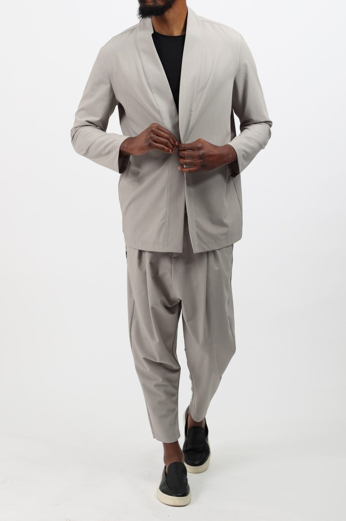 Ensemble kimono homme Noragi gris clair porté de face