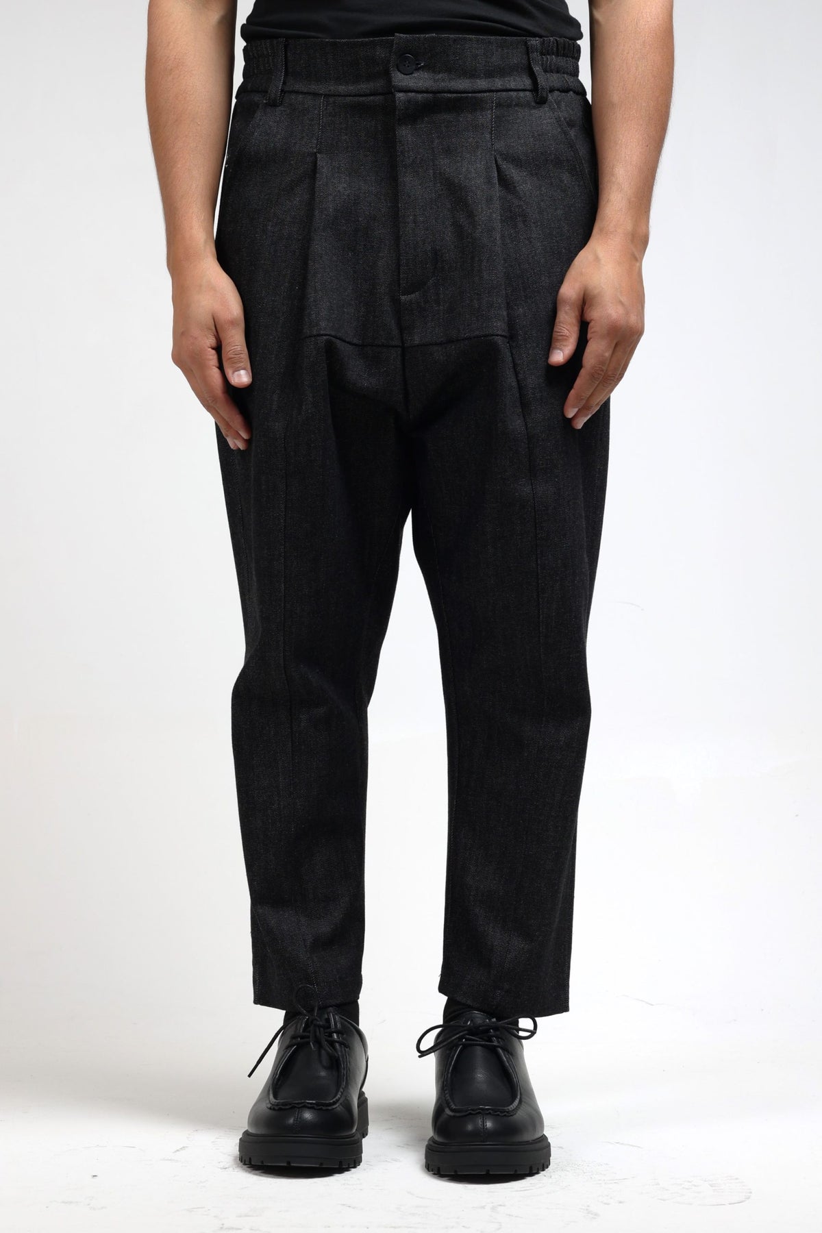 Sarouel en jean homme NewFit noir porté de face