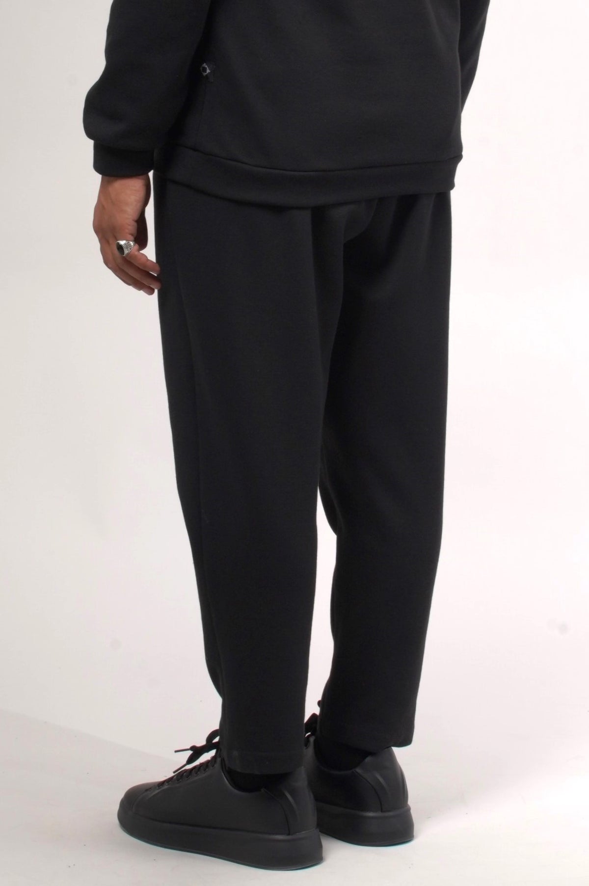 Jogpants Vietri noir vu de dos, coupe droite