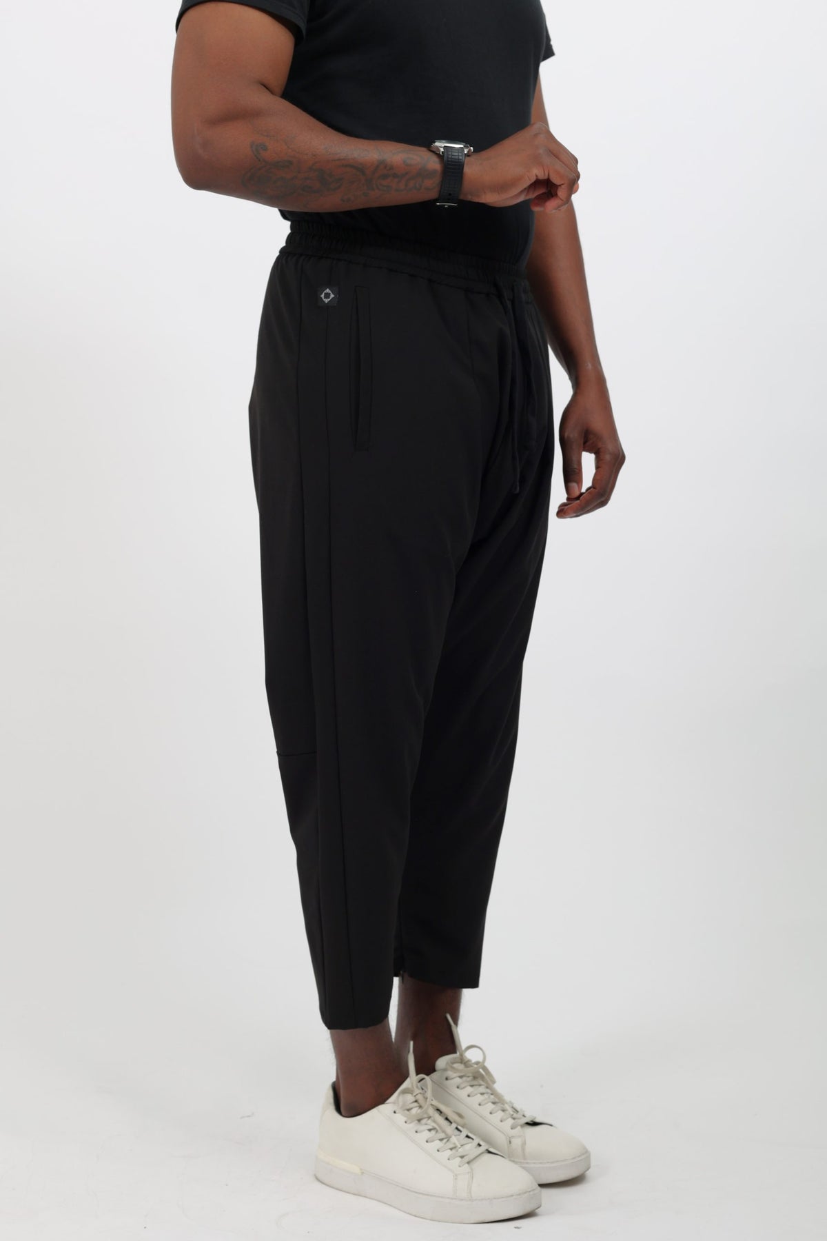 Sarouel sport chic noir de profil, confortable comme un jogging