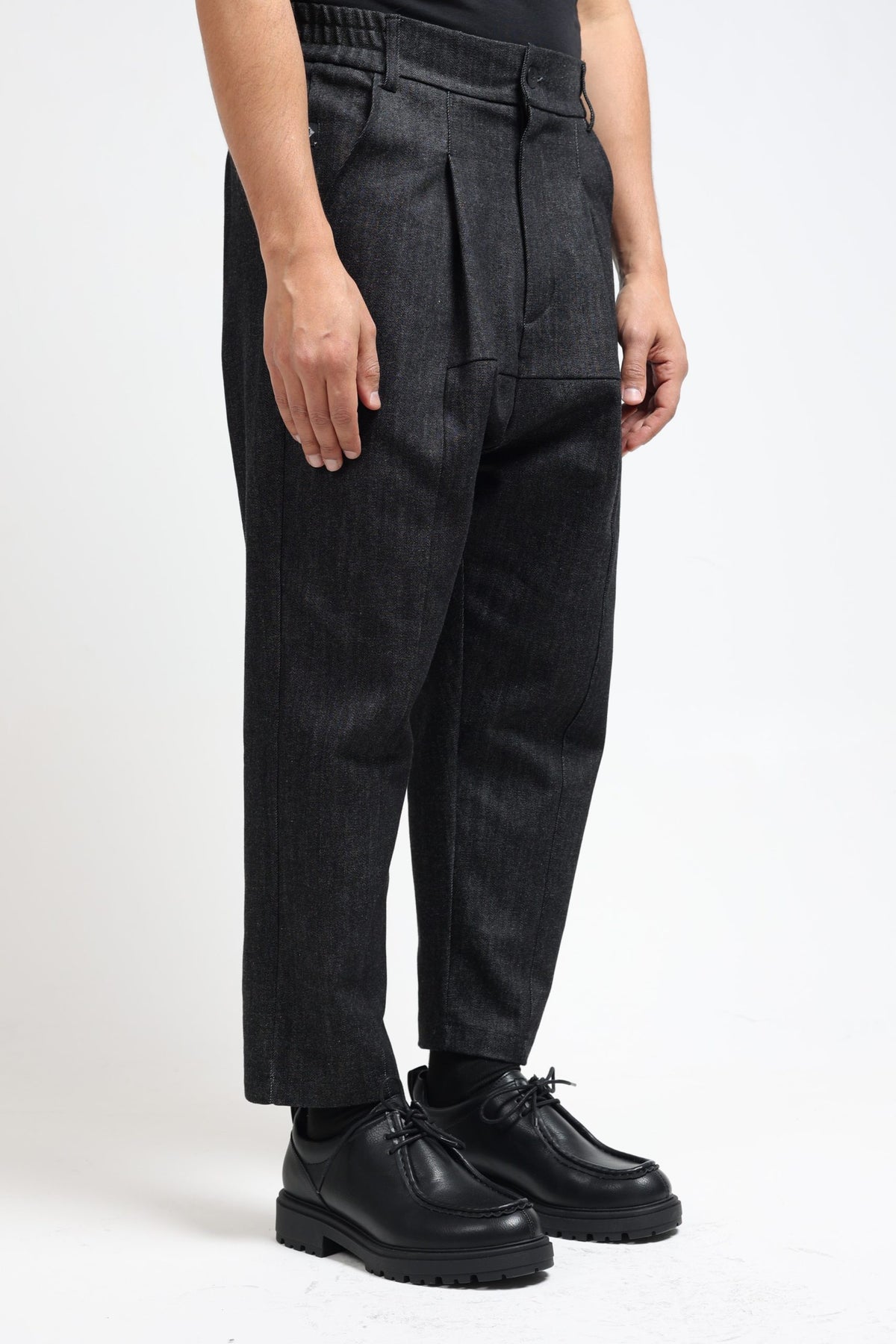 Sarouel en jean homme NewFit noir de trois quarts