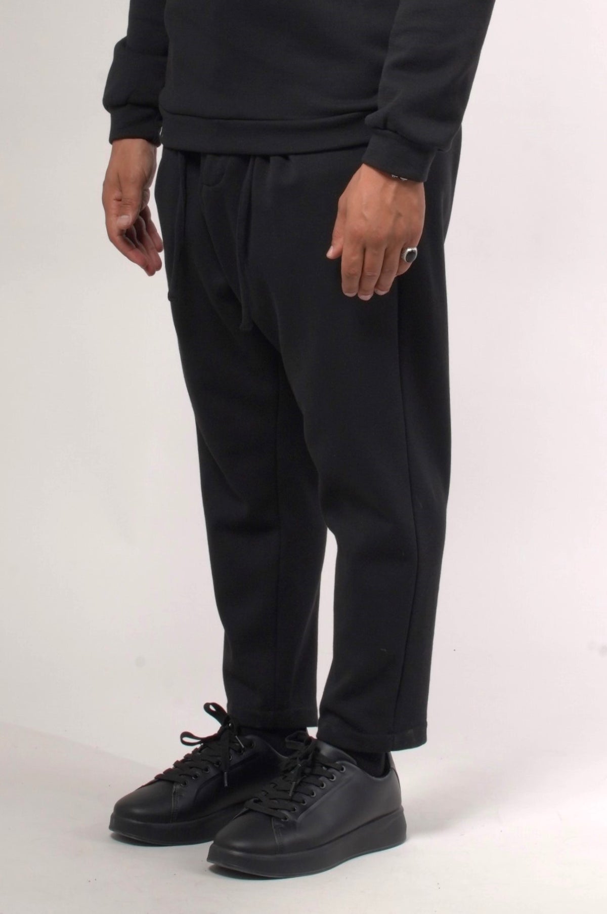 Jogpants homme Vietri noir à pinces, de trois quarts