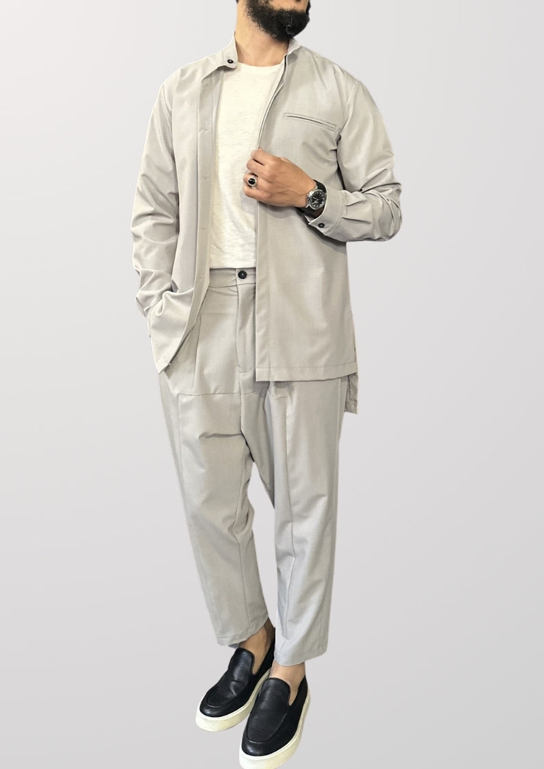 Ensemble NewFit mi-saison gris clair, surchemise portée ouverte