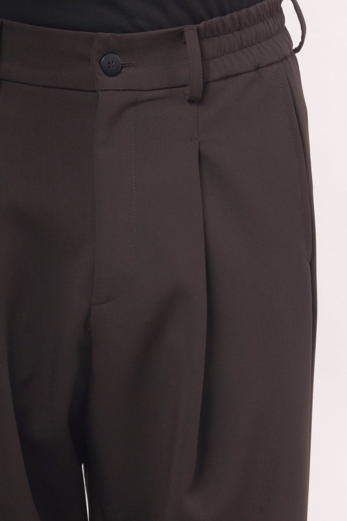 Détail des pinces et du bouton du pantalon Amarin marron chocolat