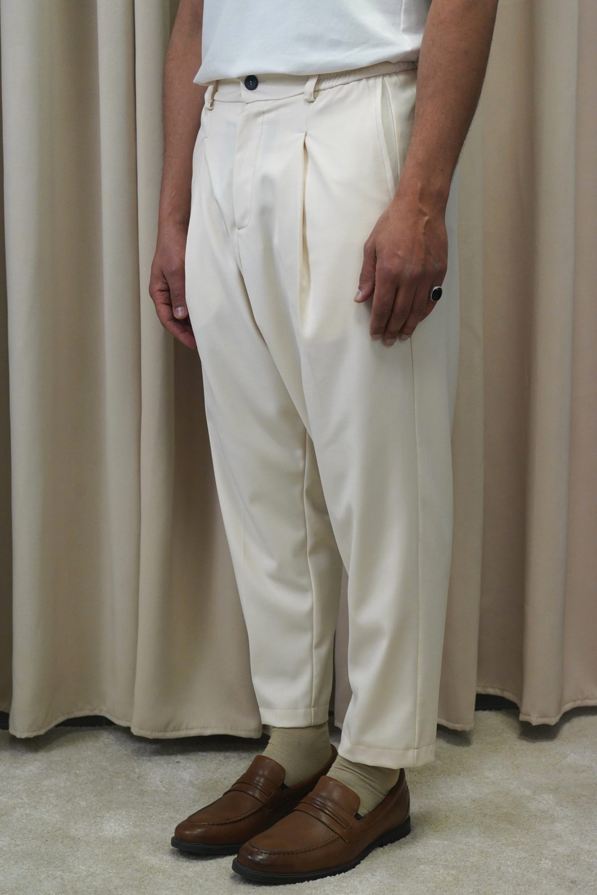 Pantalon sarouel droit homme Dunes crème porté avec des mocassins
