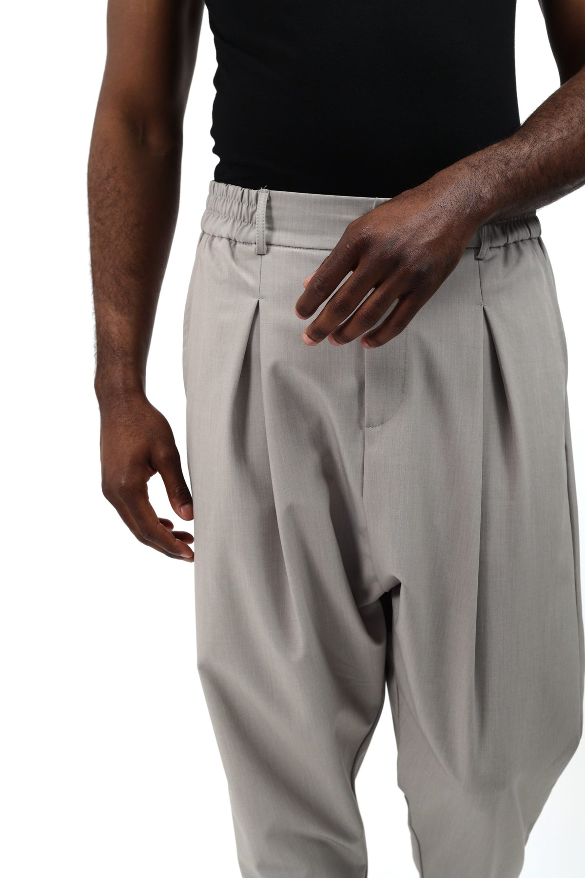 Détail des pinces et de la taille semi-élastique du pantalon Noragi gris