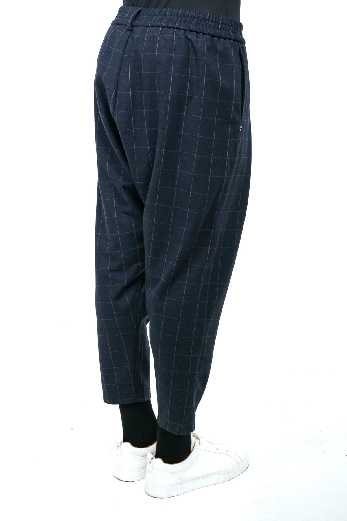 Pantalon Noragi à carreaux vu de dos, coupe carotte 7/8