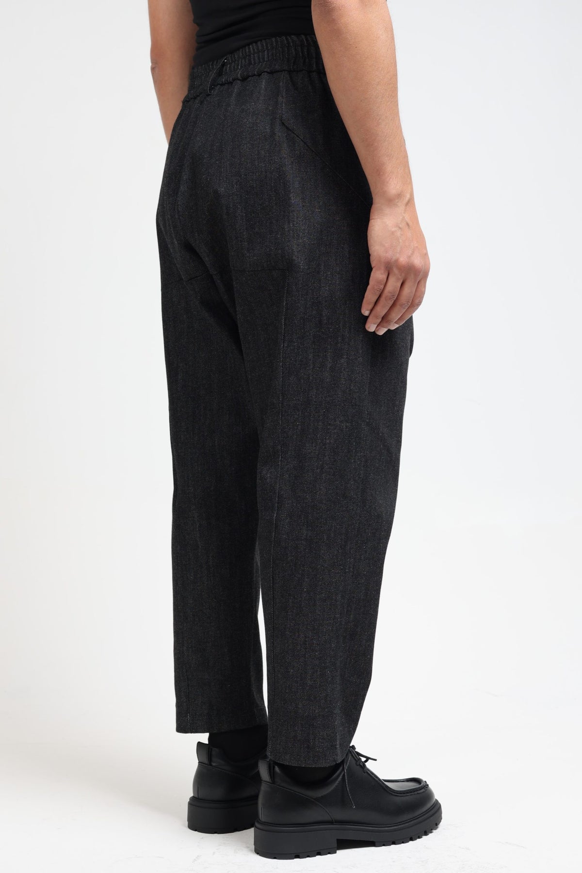 Sarouel en jean NewFit noir vu de dos, coupe ample