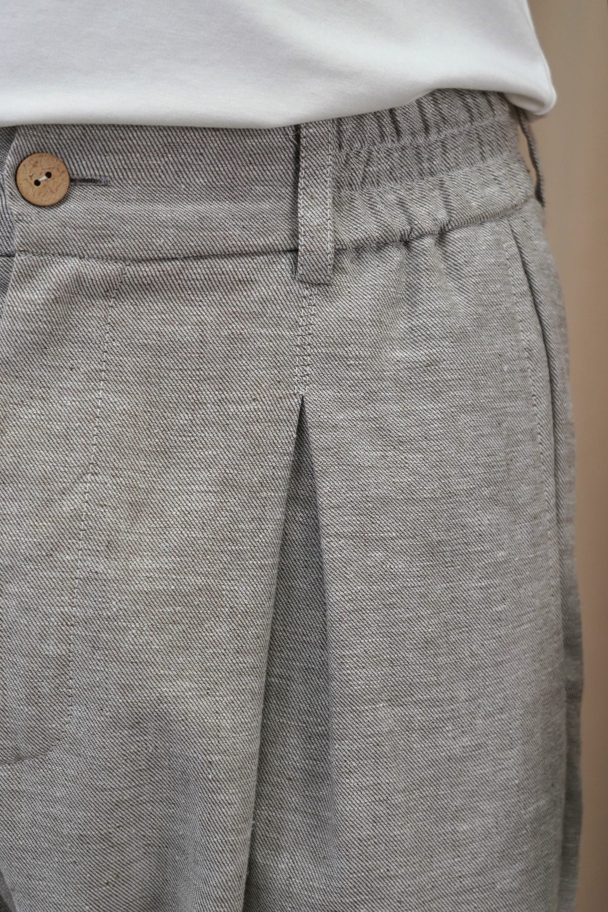 Détail de la taille et de la pince du pantacourt de l'ensemble Hanten