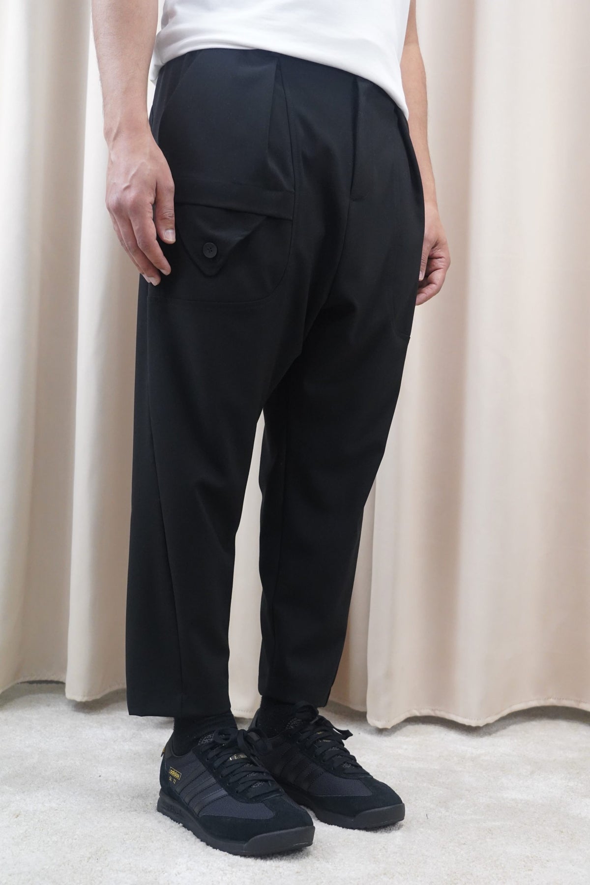 Sarouel homme Bowman noir de profil, coupe ample et ajustée