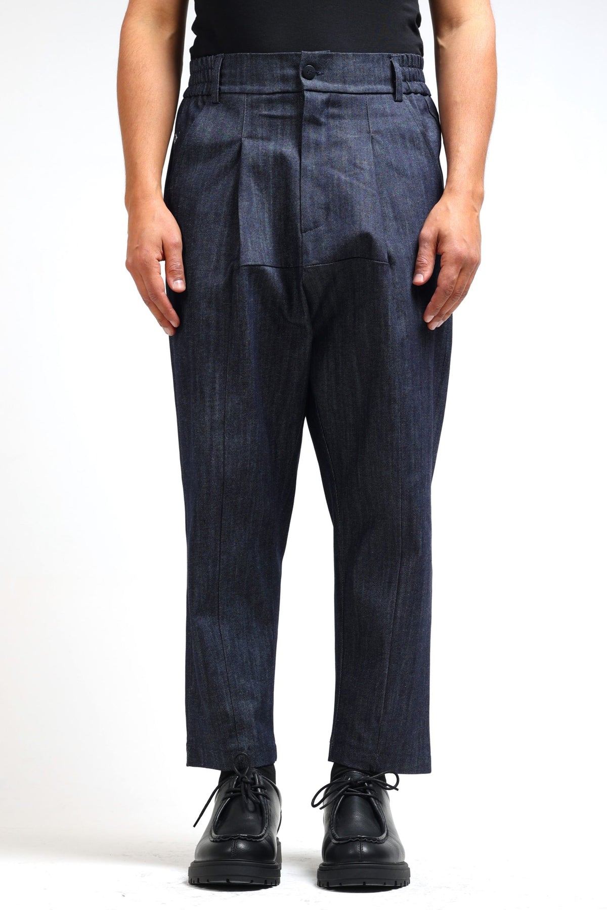 Sarouel en jean homme NewFit bleu brut porté de face, pinces et zip