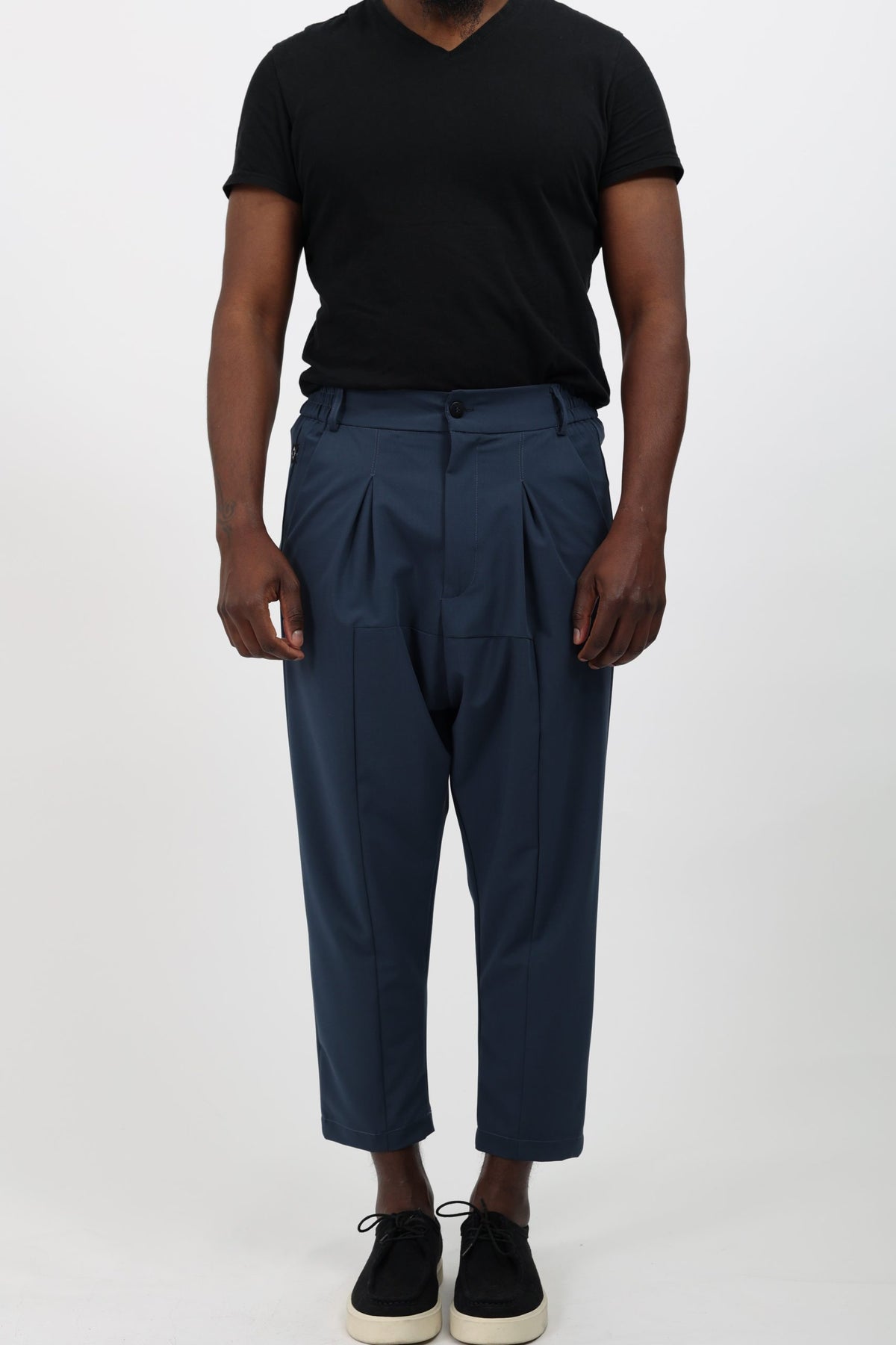 Sarouel NewFit mi-saison bleu pétrole porté avec un t-shirt noir