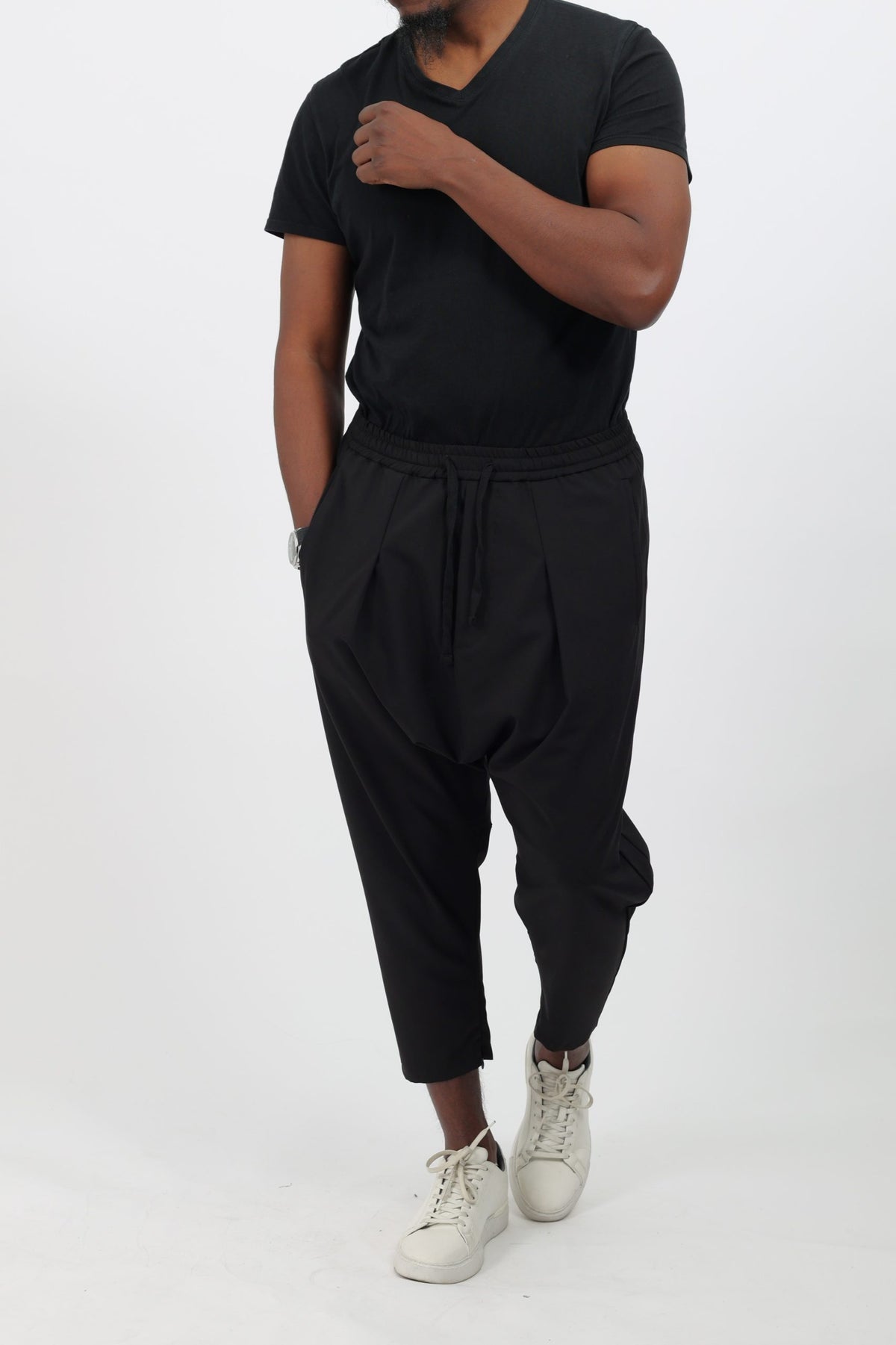Sarouel homme sport chic noir porté avec un t-shirt noir