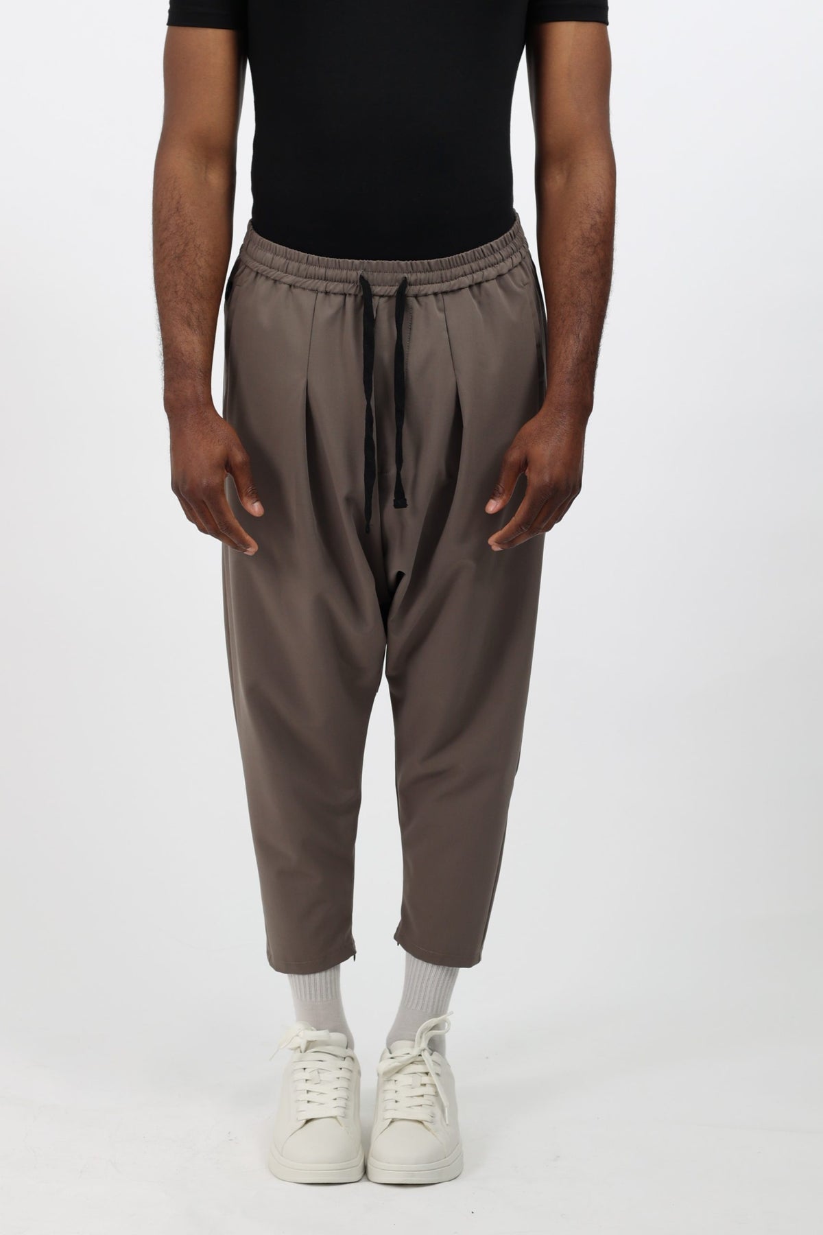 Sarouel sport chic moka porté de face, bas zippé