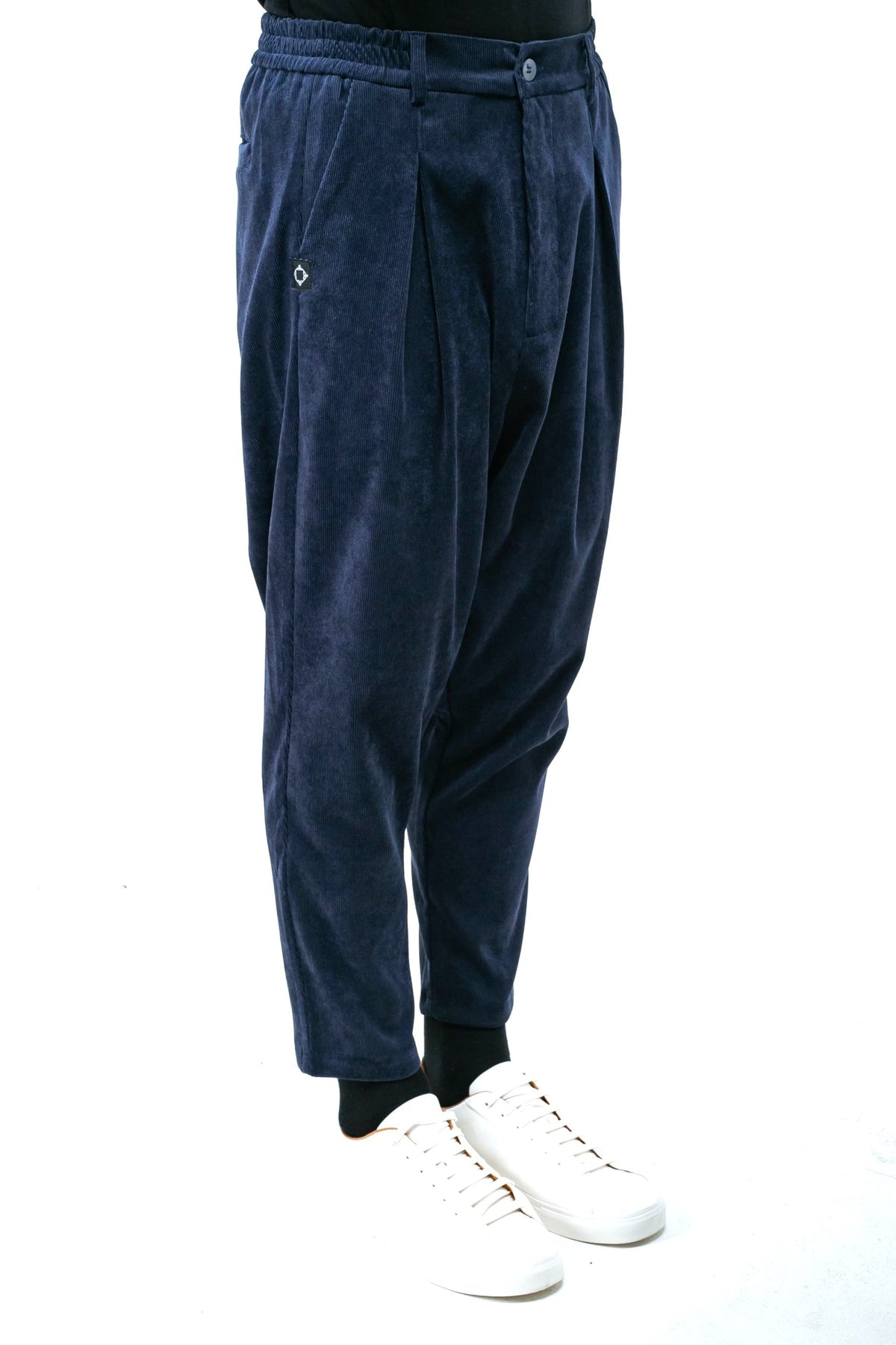 Sarouel en velours côtelé bleu nuit de profil, coupe carotte 7/8