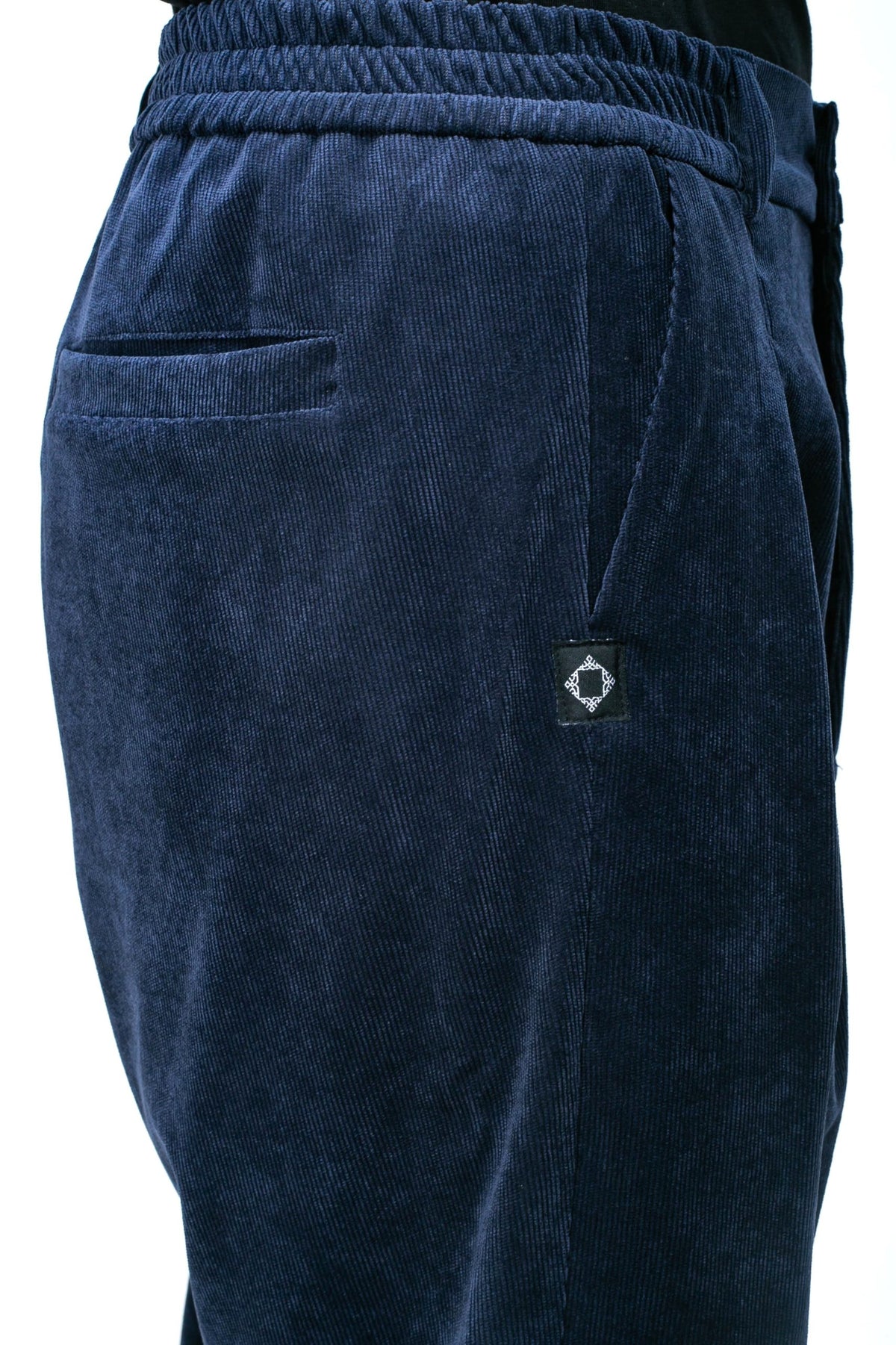 Détail du velours côtelé et de la poche du sarouel Classy bleu nuit