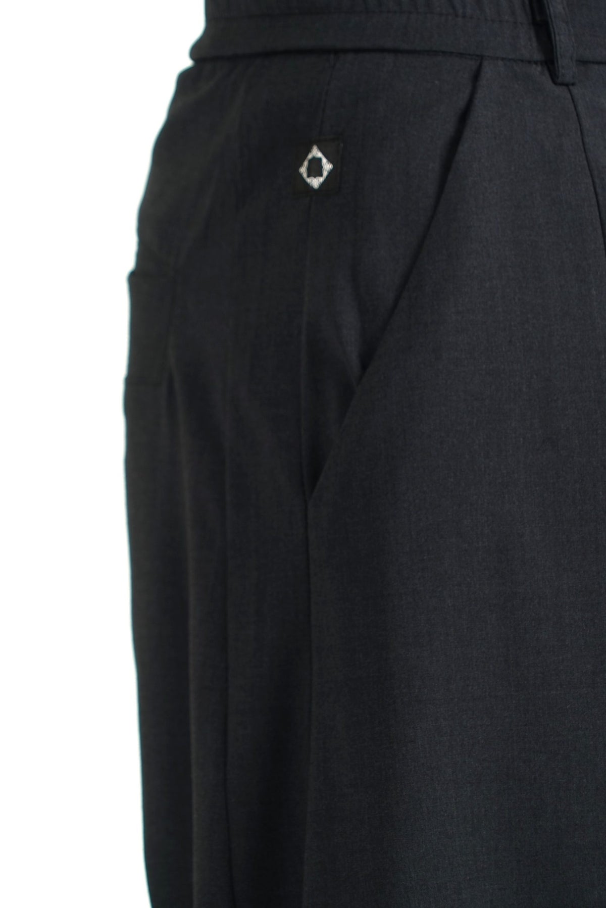 Détail de la poche et du tissu du sarouel Chill noir