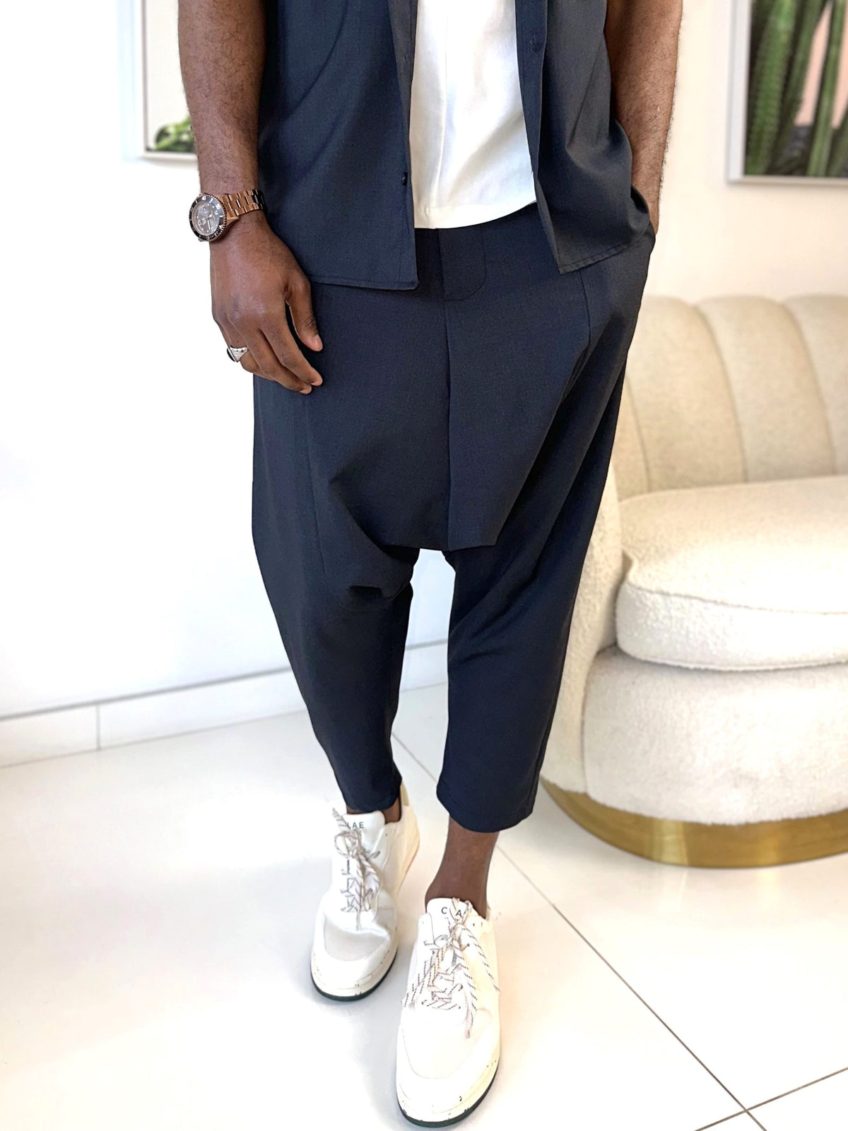 UN SAROUEL HOMME MODERNE