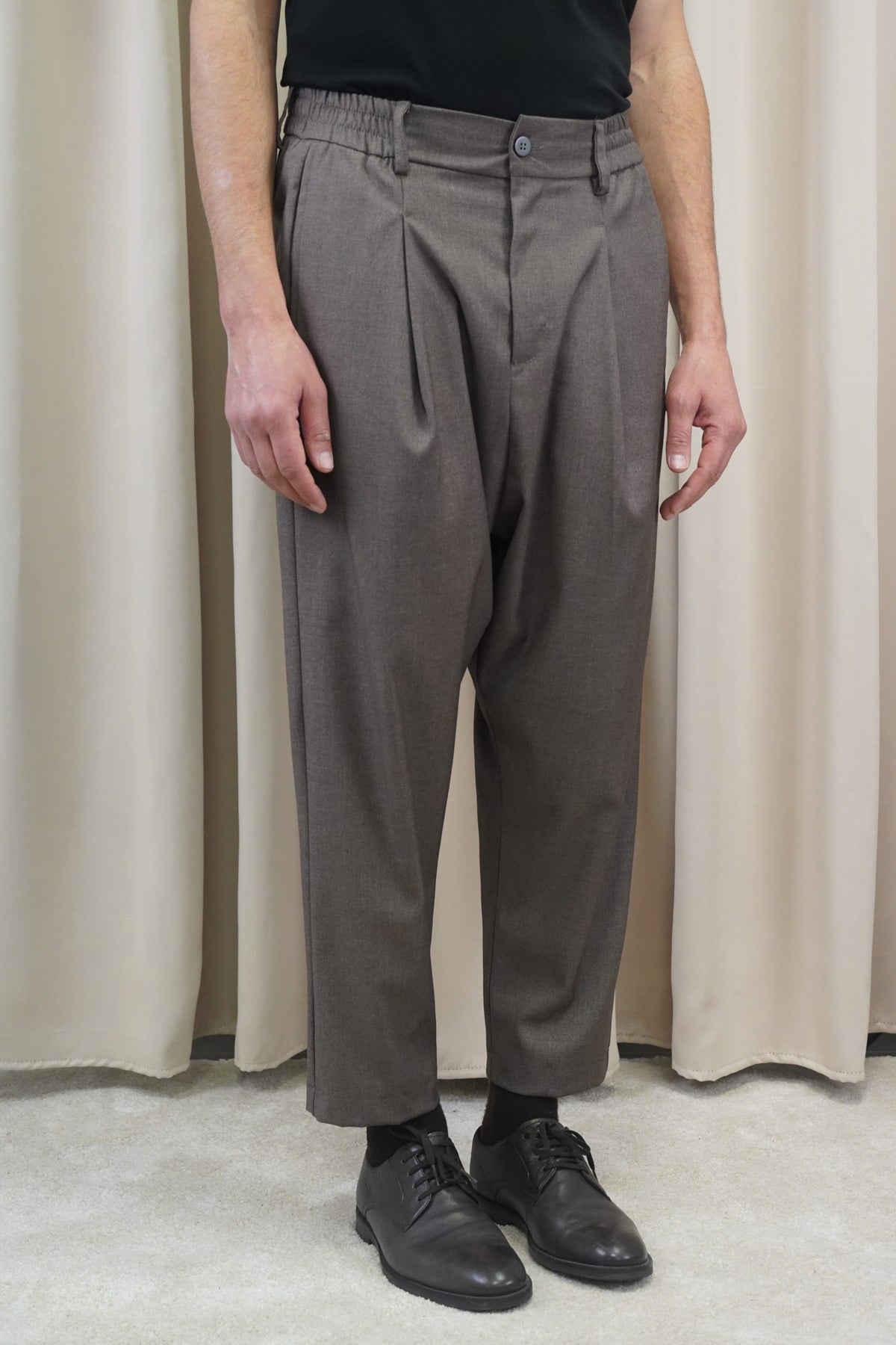 Pantalon sarouel droit homme Dunes marron glacé, porté de face
