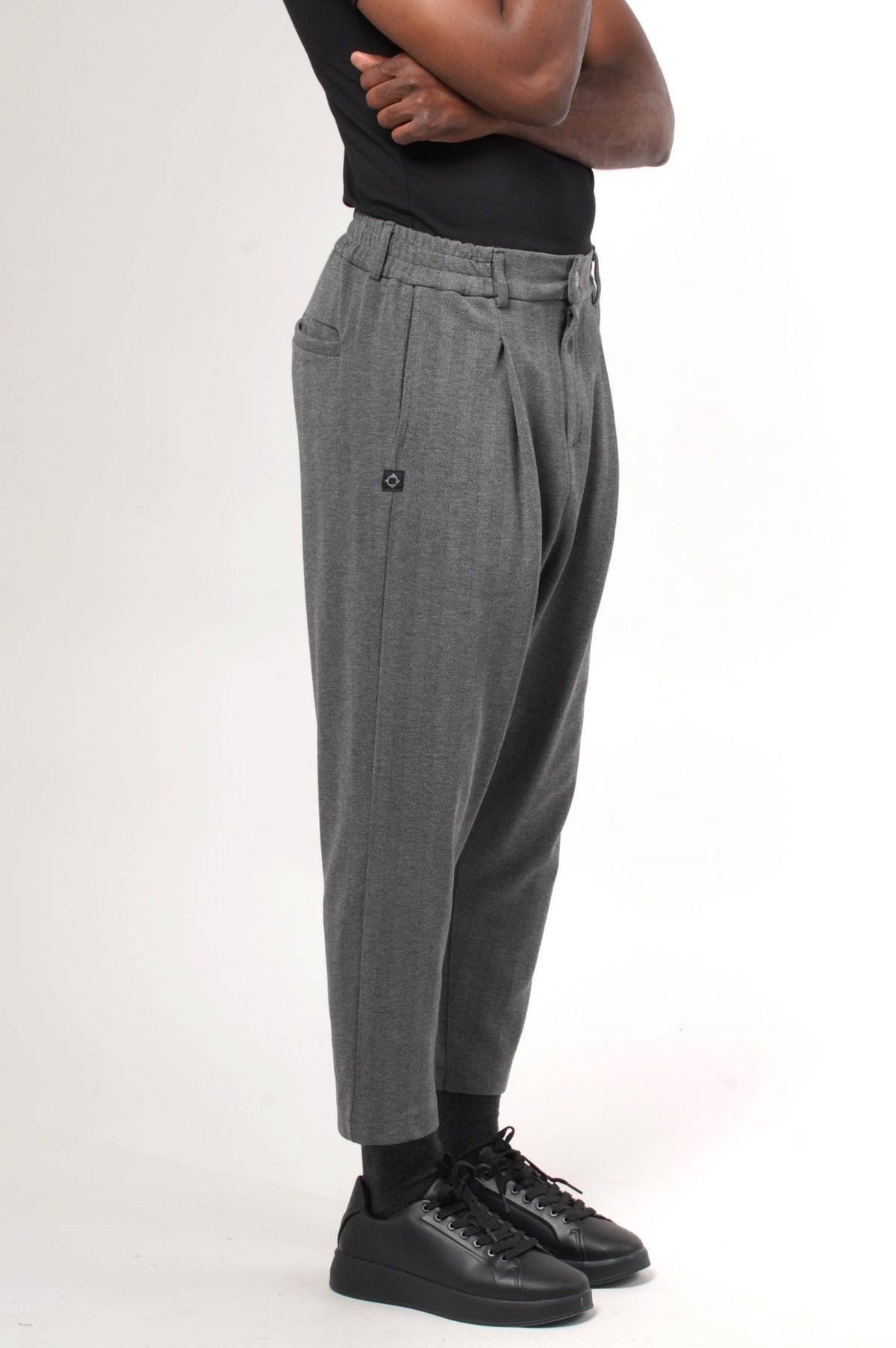 Pantalon Dunes hiver gris minéral de trois quarts, pinces
