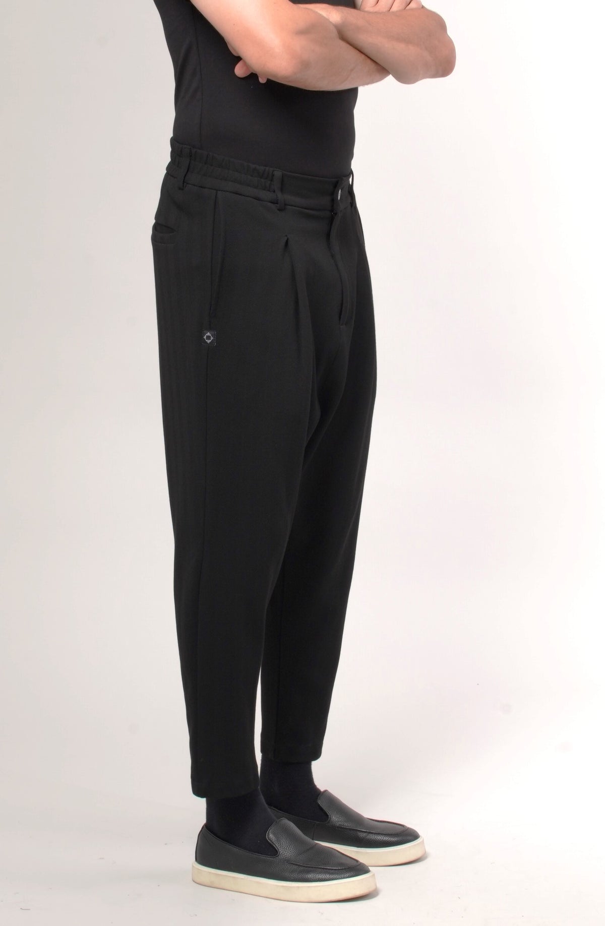 Pantalon sarouel droit homme Dunes hiver noir, porté de face
