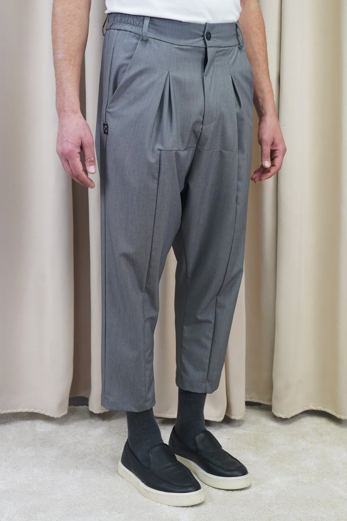 Sarouel NewFit mi-saison gris chiné porté de face