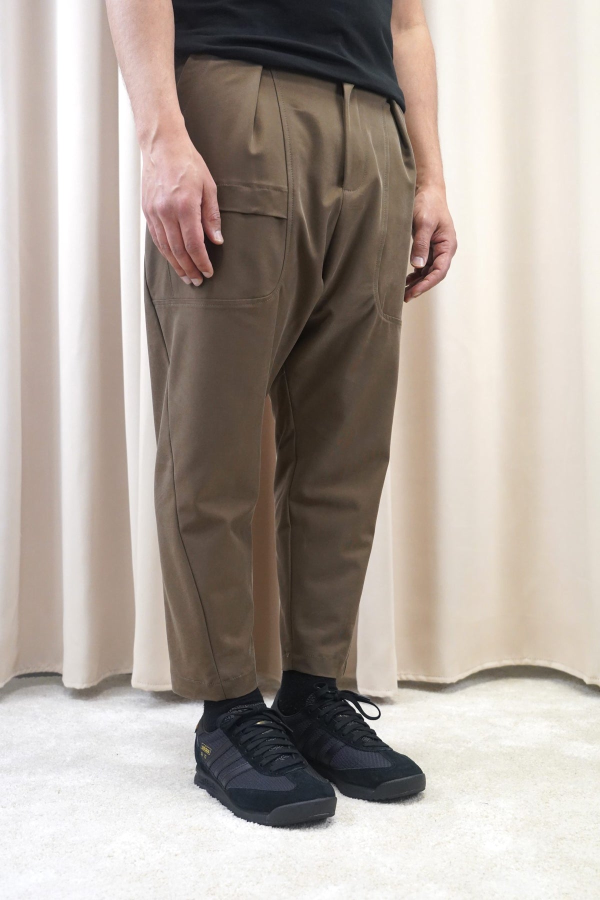 Pantalon Fallon marron tactique porté de face, sarouel à empiècements