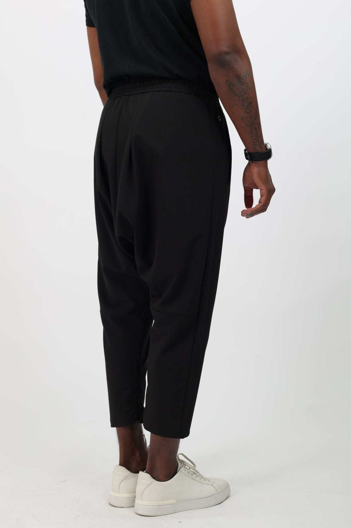 Sarouel sport chic noir vu de dos