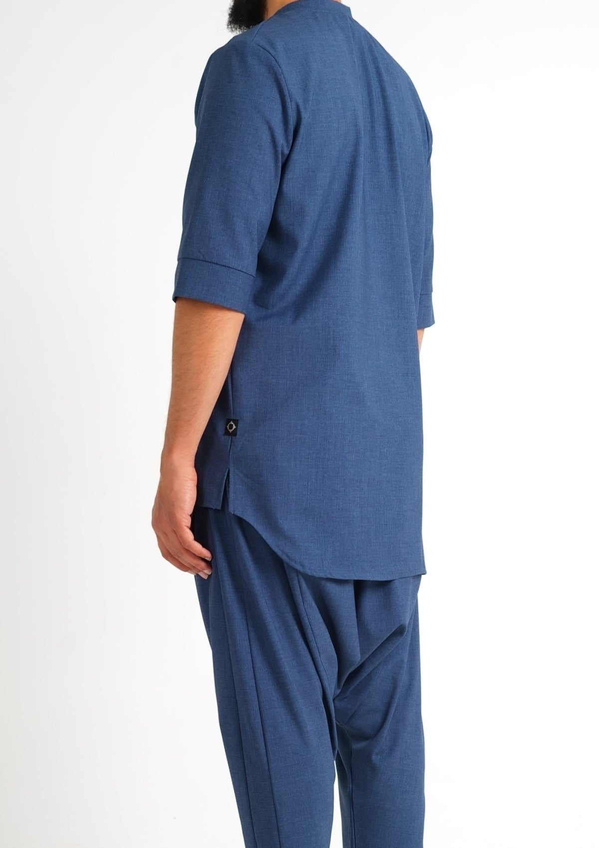 Chemise Chill bleu cendré de profil, bas arrondi à l'arrière